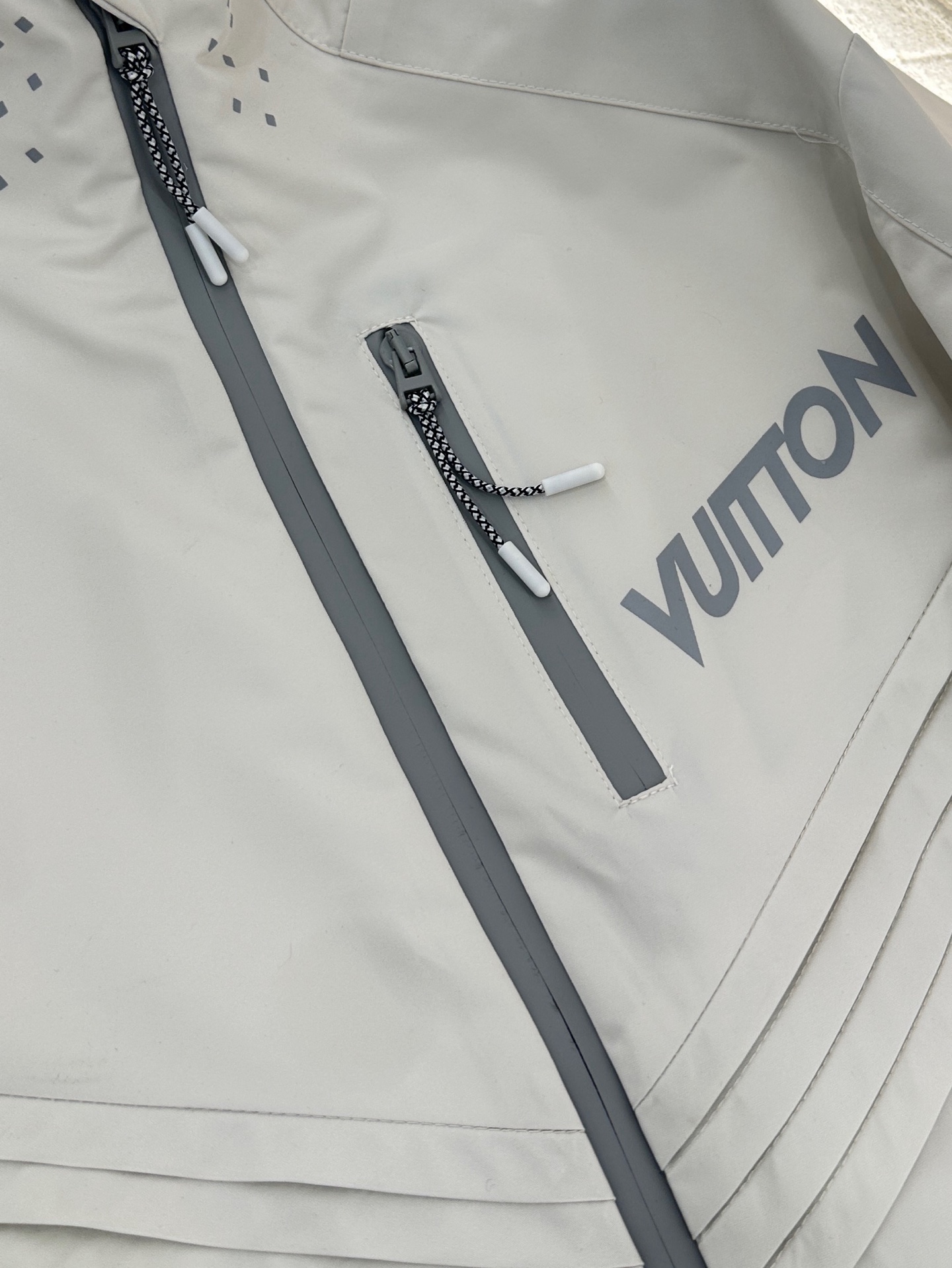 ♥Louis Vuitto*♥2025新品上架 时尚冲锋外套定制YB进口冲锋尼龙材质，质感高级，挺括有型