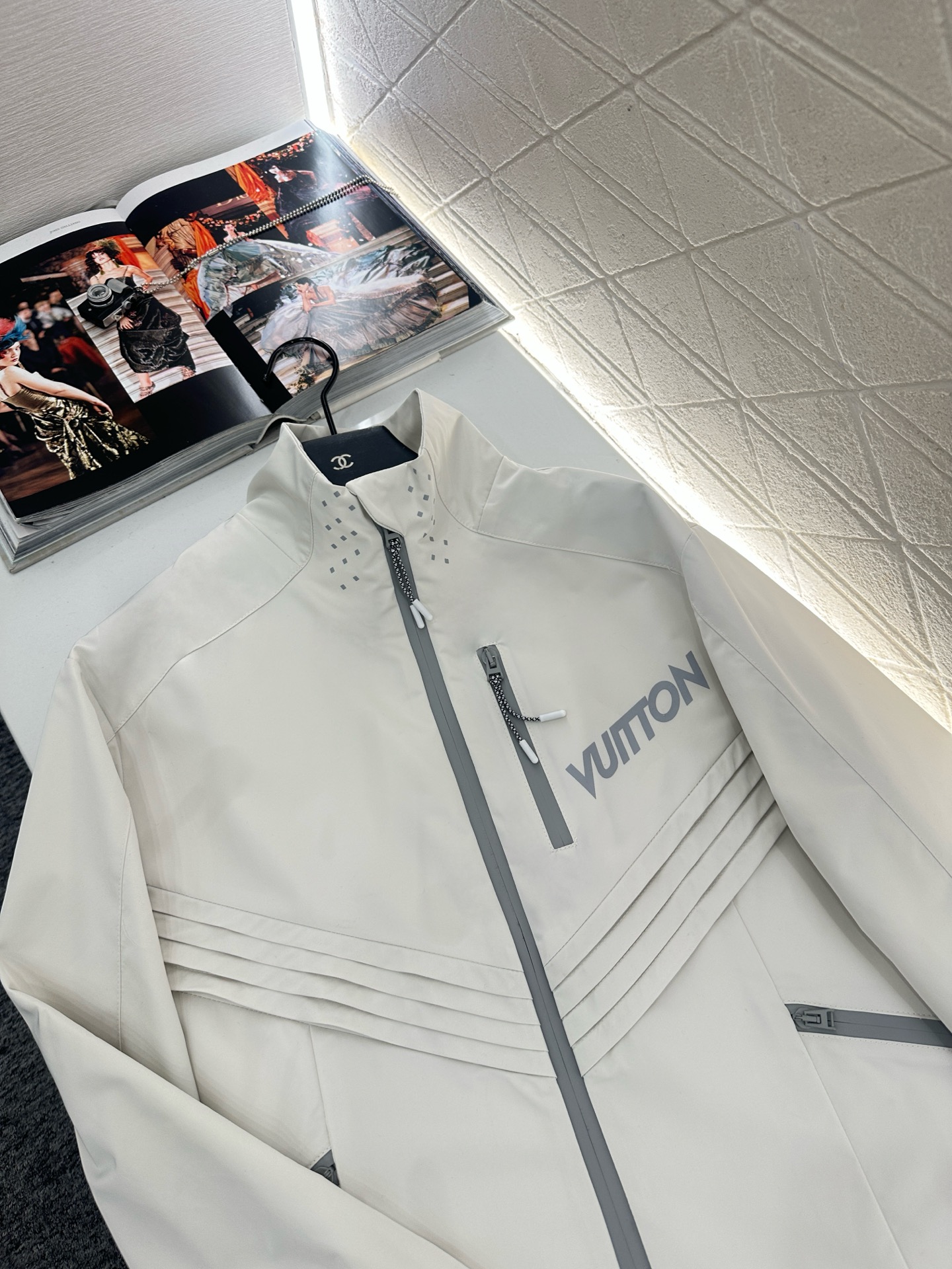 ♥Louis Vuitto*♥2025新品上架 时尚冲锋外套定制YB进口冲锋尼龙材质，质感高级，挺括有型