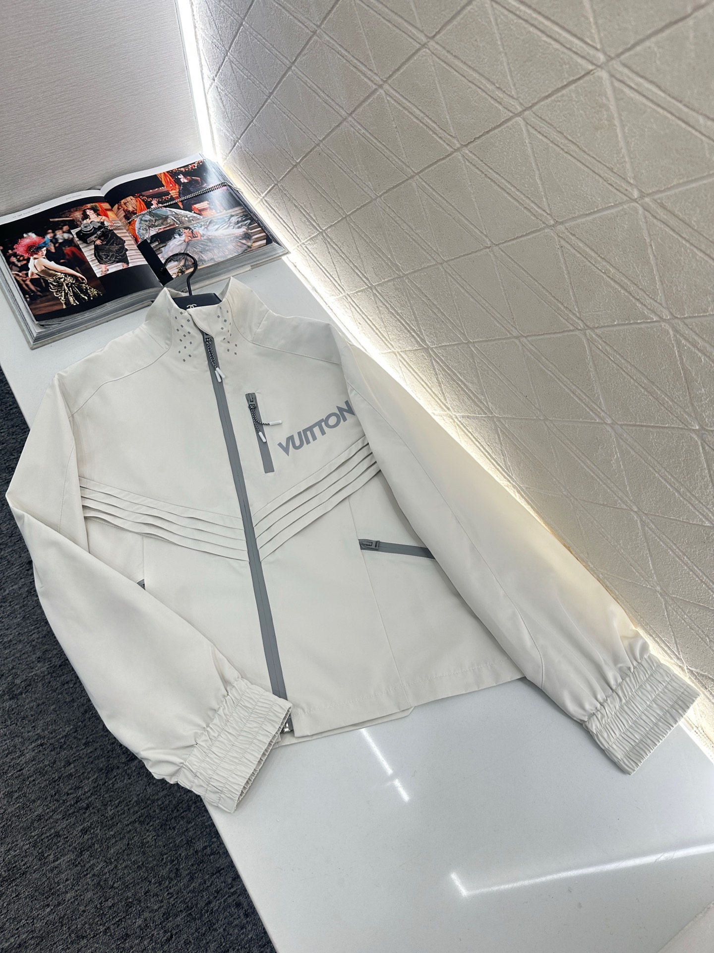 ♥Louis Vuitto*♥2025新品上架 时尚冲锋外套定制YB进口冲锋尼龙材质，质感高级，挺括有型