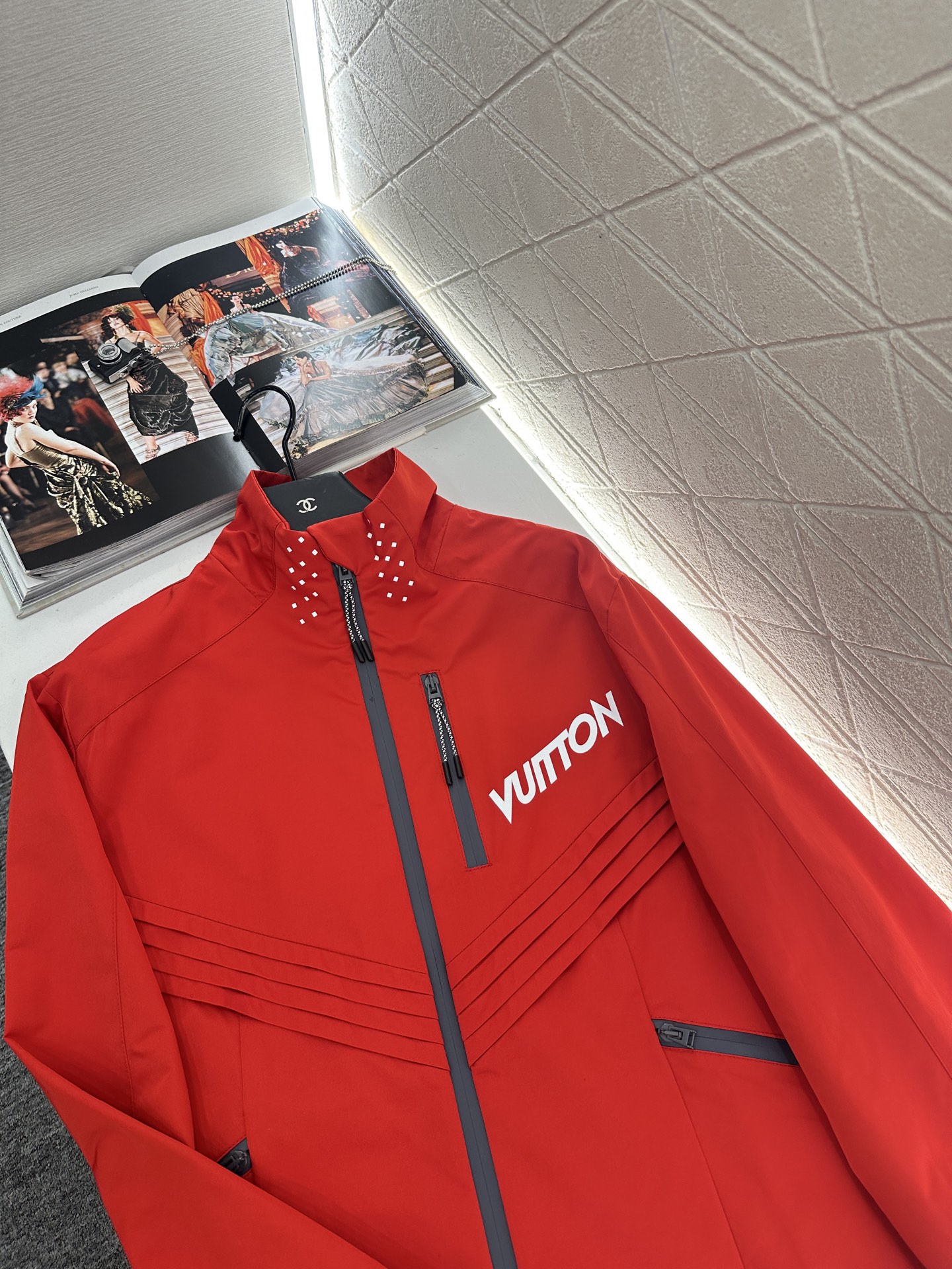 ♥Louis Vuitto*♥2025新品上架 时尚冲锋外套定制YB进口冲锋尼龙材质，质感高级，挺括有型