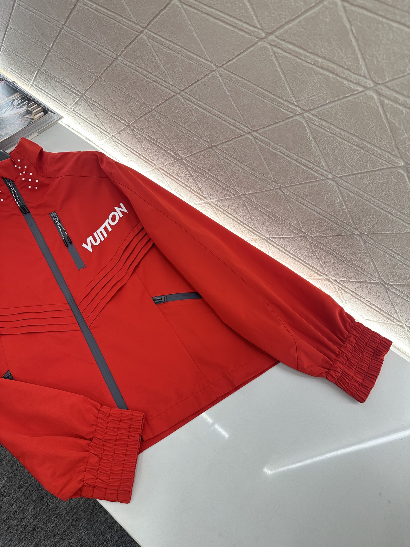 ♥Louis Vuitto*♥2025新品上架 时尚冲锋外套定制YB进口冲锋尼龙材质，质感高级，挺括有型