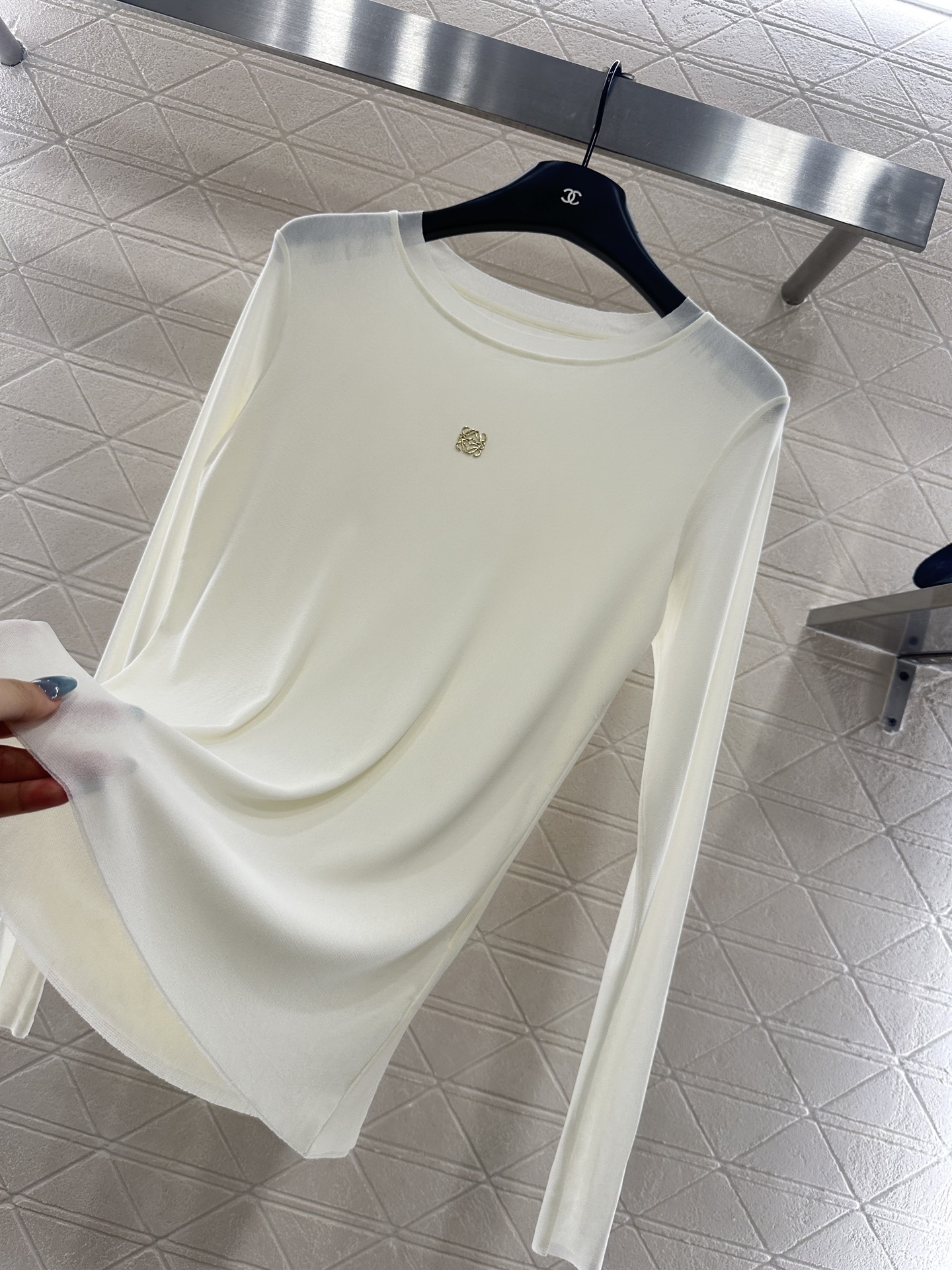 ♥Loew*♥2025新品上架 修身图腾金标打底衫定制YB进口网纱材质，质感舒适，弹力十足，修身圆领打底