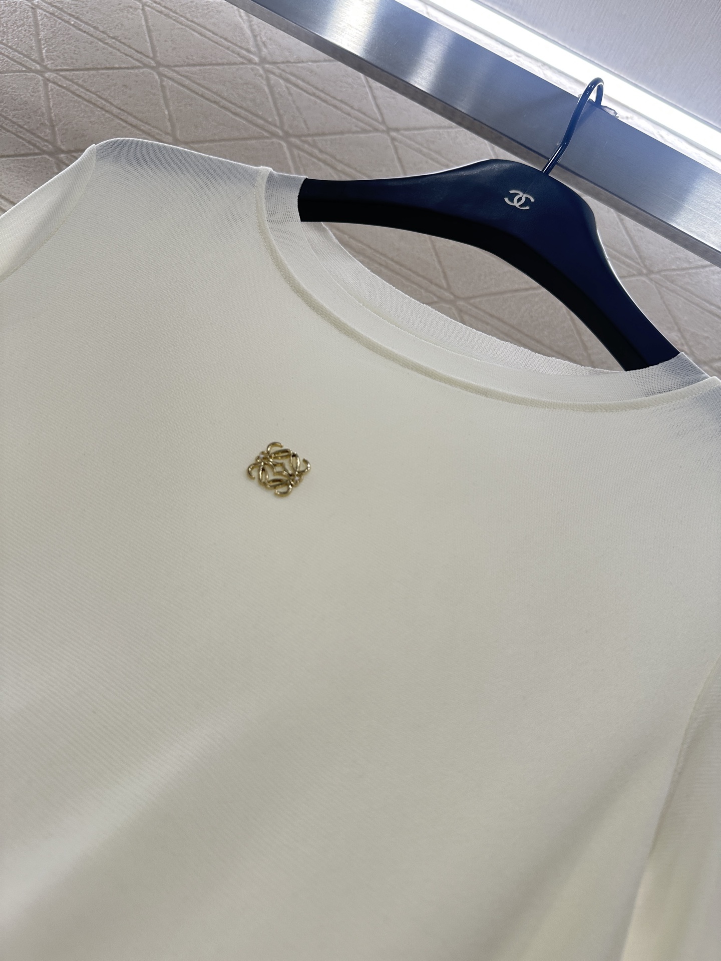 ♥Loew*♥2025新品上架 修身图腾金标打底衫定制YB进口网纱材质，质感舒适，弹力十足，修身圆领打底