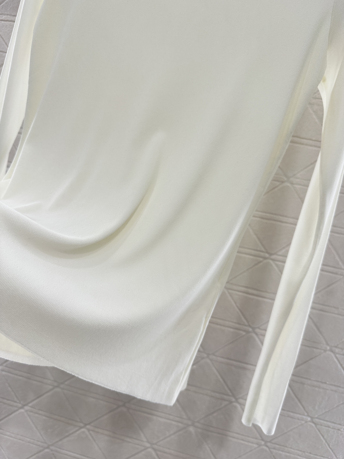 ♥Loew*♥2025新品上架 修身图腾金标打底衫定制YB进口网纱材质，质感舒适，弹力十足，修身圆领打底