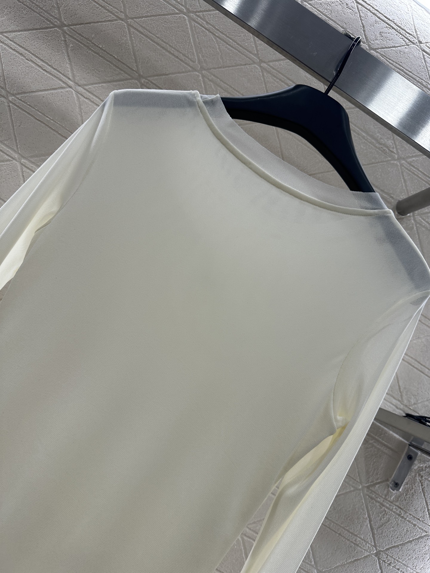 ♥Loew*♥2025新品上架 修身图腾金标打底衫定制YB进口网纱材质，质感舒适，弹力十足，修身圆领打底