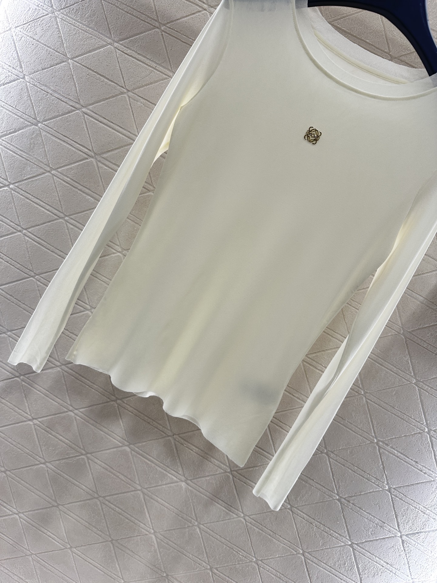 ♥Loew*♥2025新品上架 修身图腾金标打底衫定制YB进口网纱材质，质感舒适，弹力十足，修身圆领打底