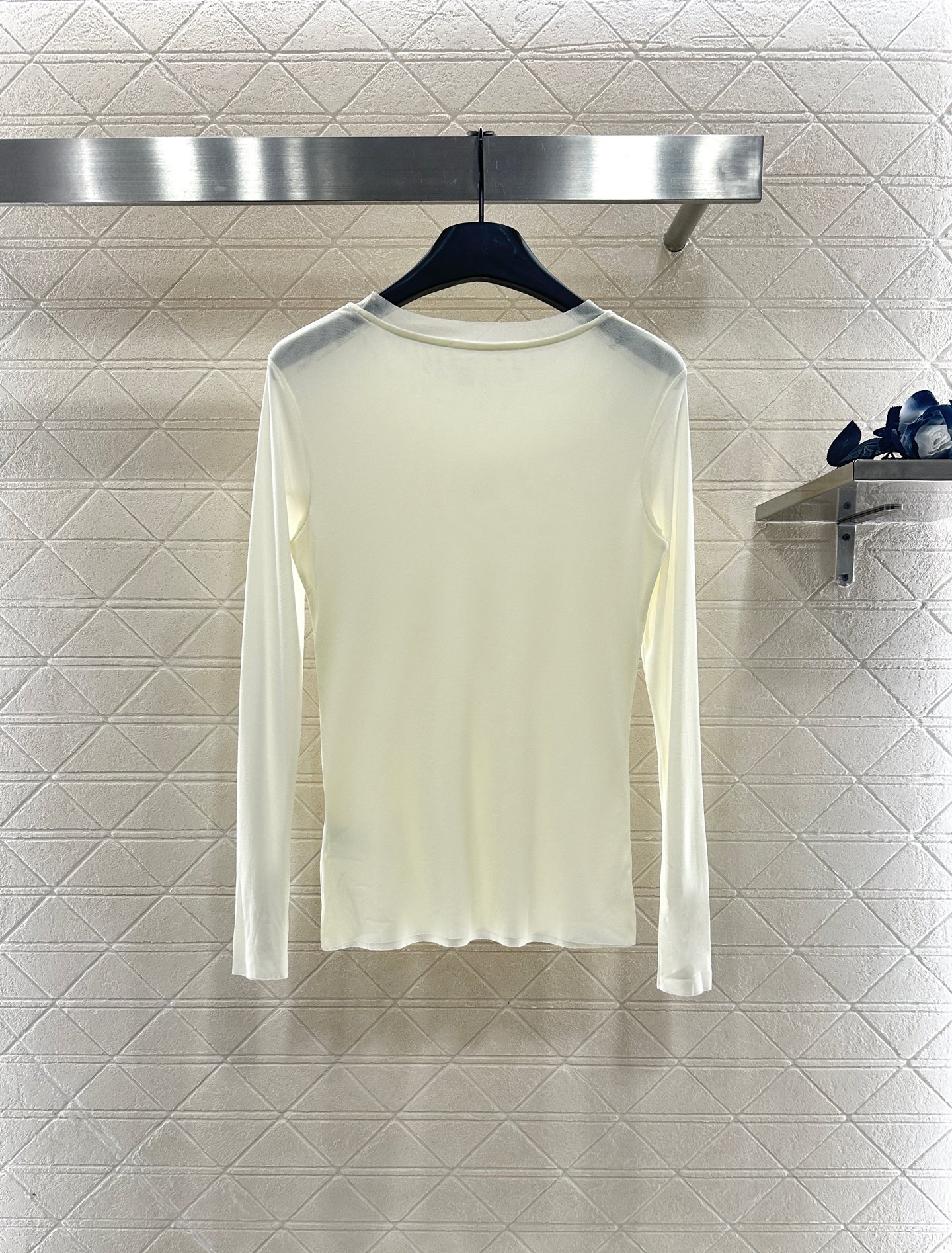 ♥Loew*♥2025新品上架 修身图腾金标打底衫定制YB进口网纱材质，质感舒适，弹力十足，修身圆领打底