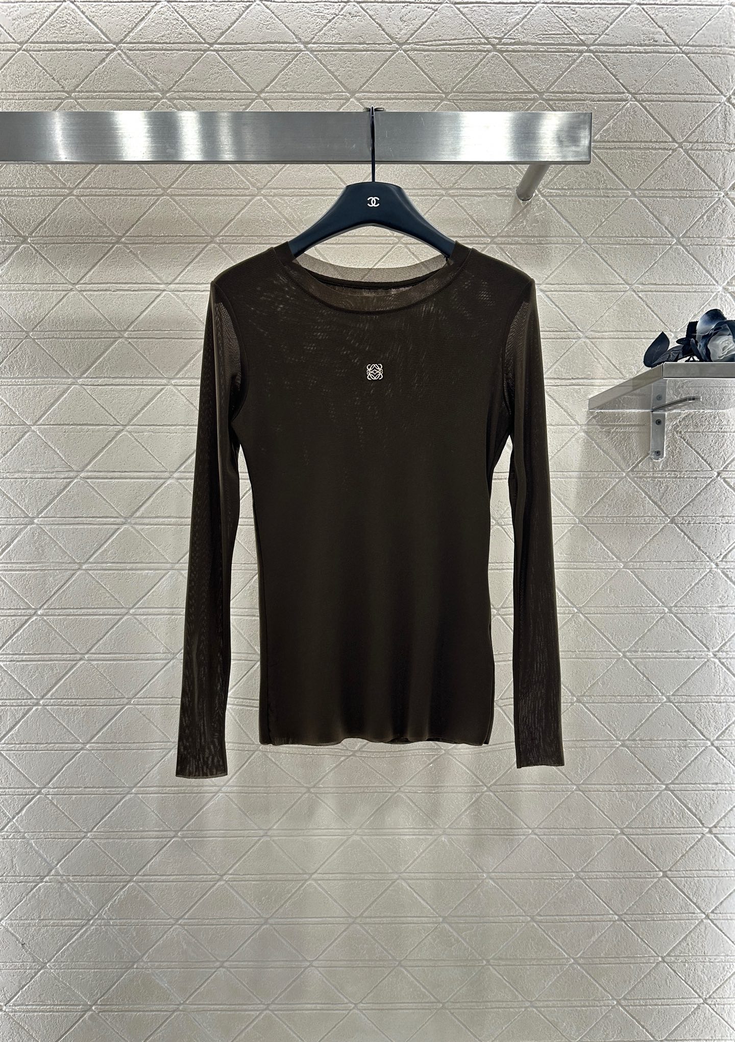 ♥Loew*♥2025新品上架 修身图腾金标打底衫定制YB进口网纱材质，质感舒适，弹力十足，修身圆领打底