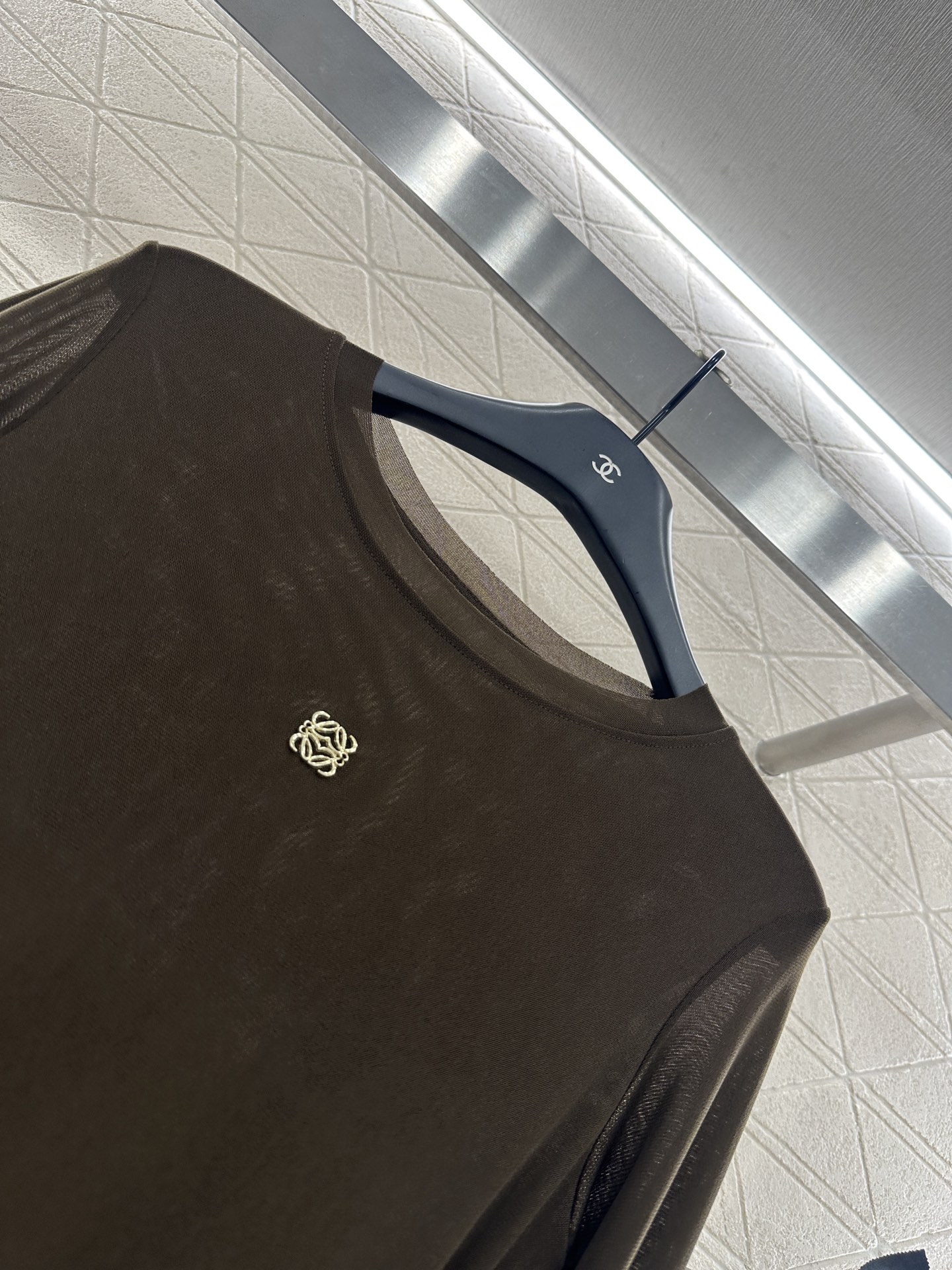 ♥Loew*♥2025新品上架 修身图腾金标打底衫定制YB进口网纱材质，质感舒适，弹力十足，修身圆领打底