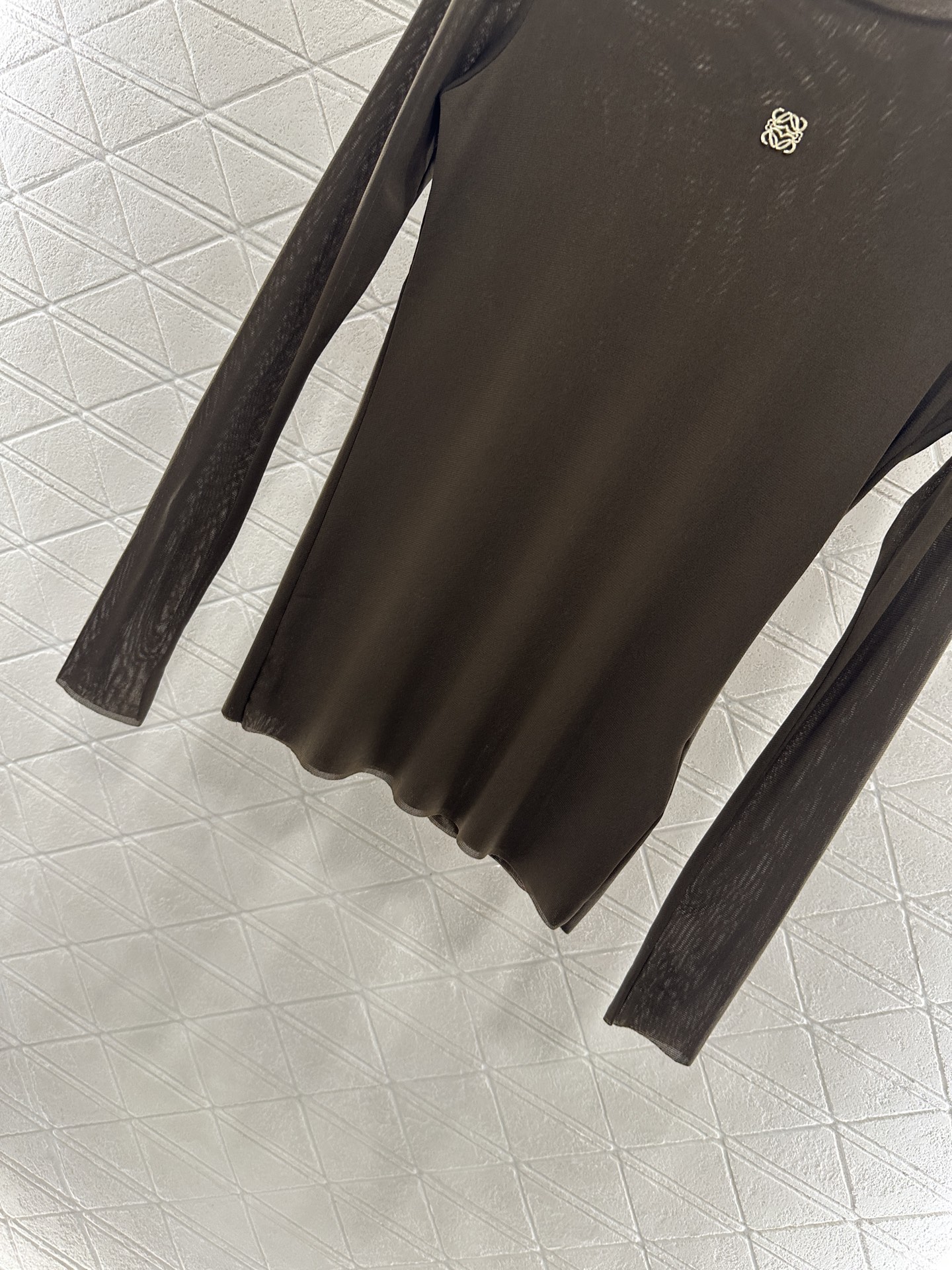 ♥Loew*♥2025新品上架 修身图腾金标打底衫定制YB进口网纱材质，质感舒适，弹力十足，修身圆领打底