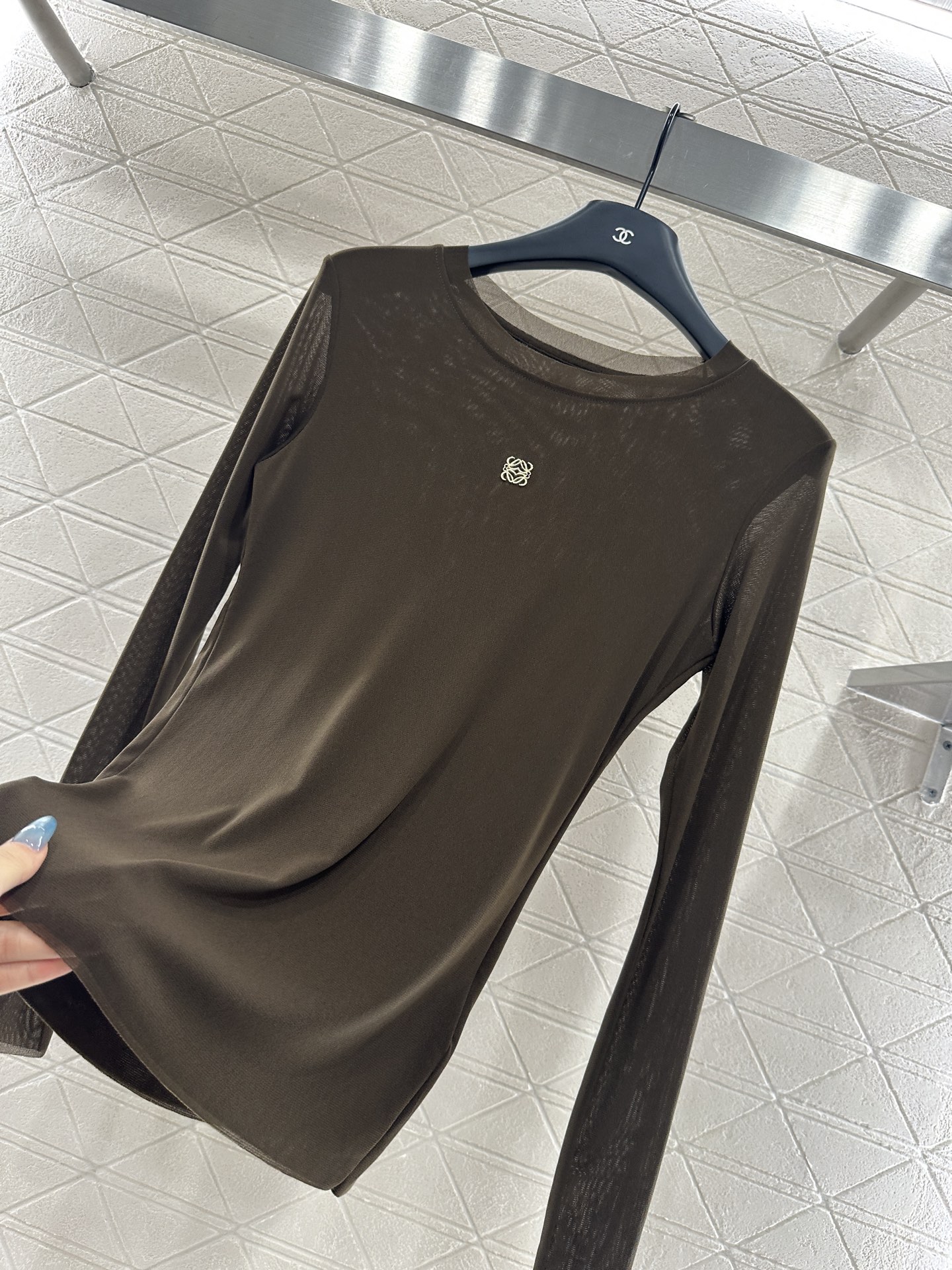 ♥Loew*♥2025新品上架 修身图腾金标打底衫定制YB进口网纱材质，质感舒适，弹力十足，修身圆领打底