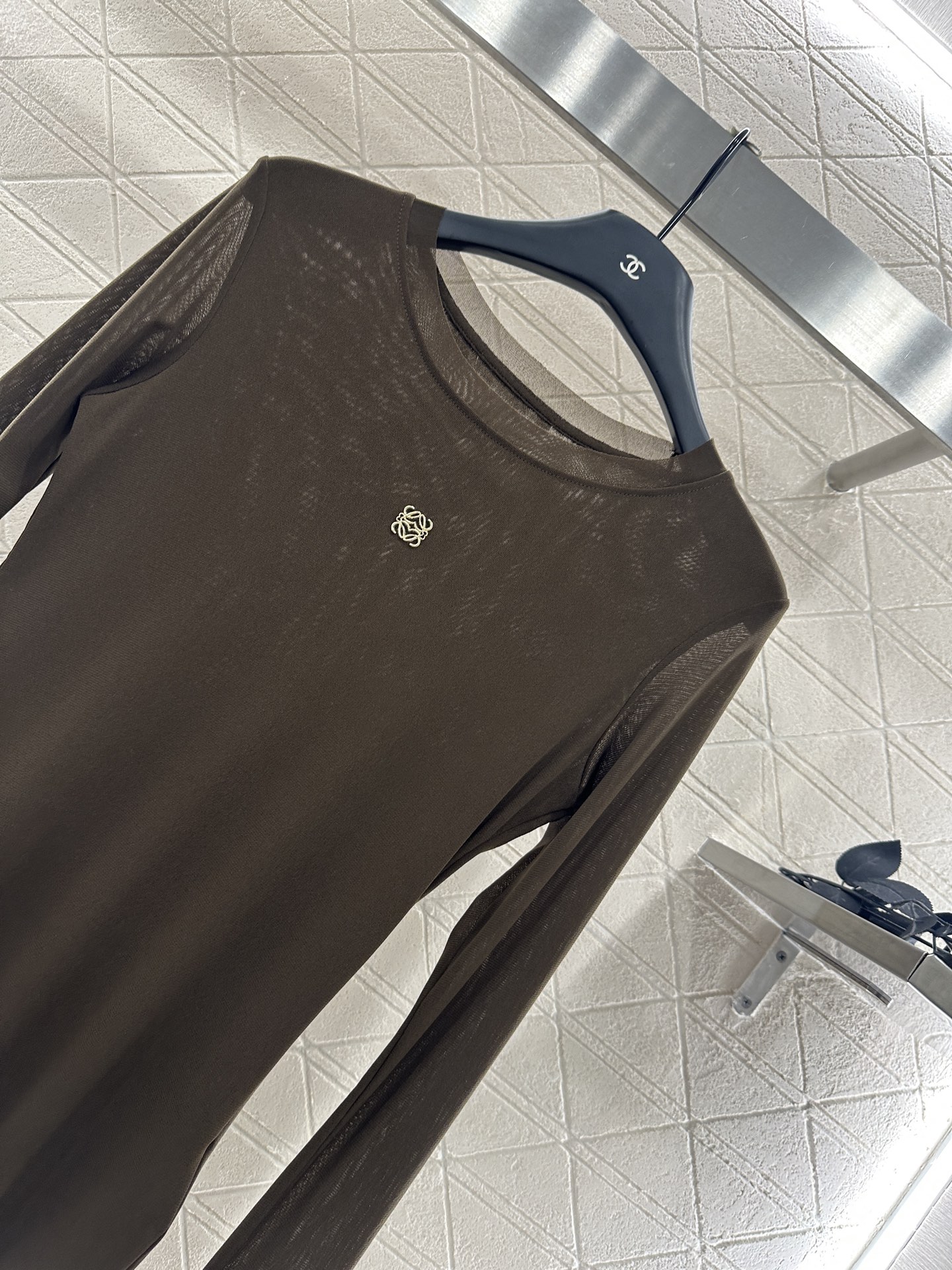 ♥Loew*♥2025新品上架 修身图腾金标打底衫定制YB进口网纱材质，质感舒适，弹力十足，修身圆领打底