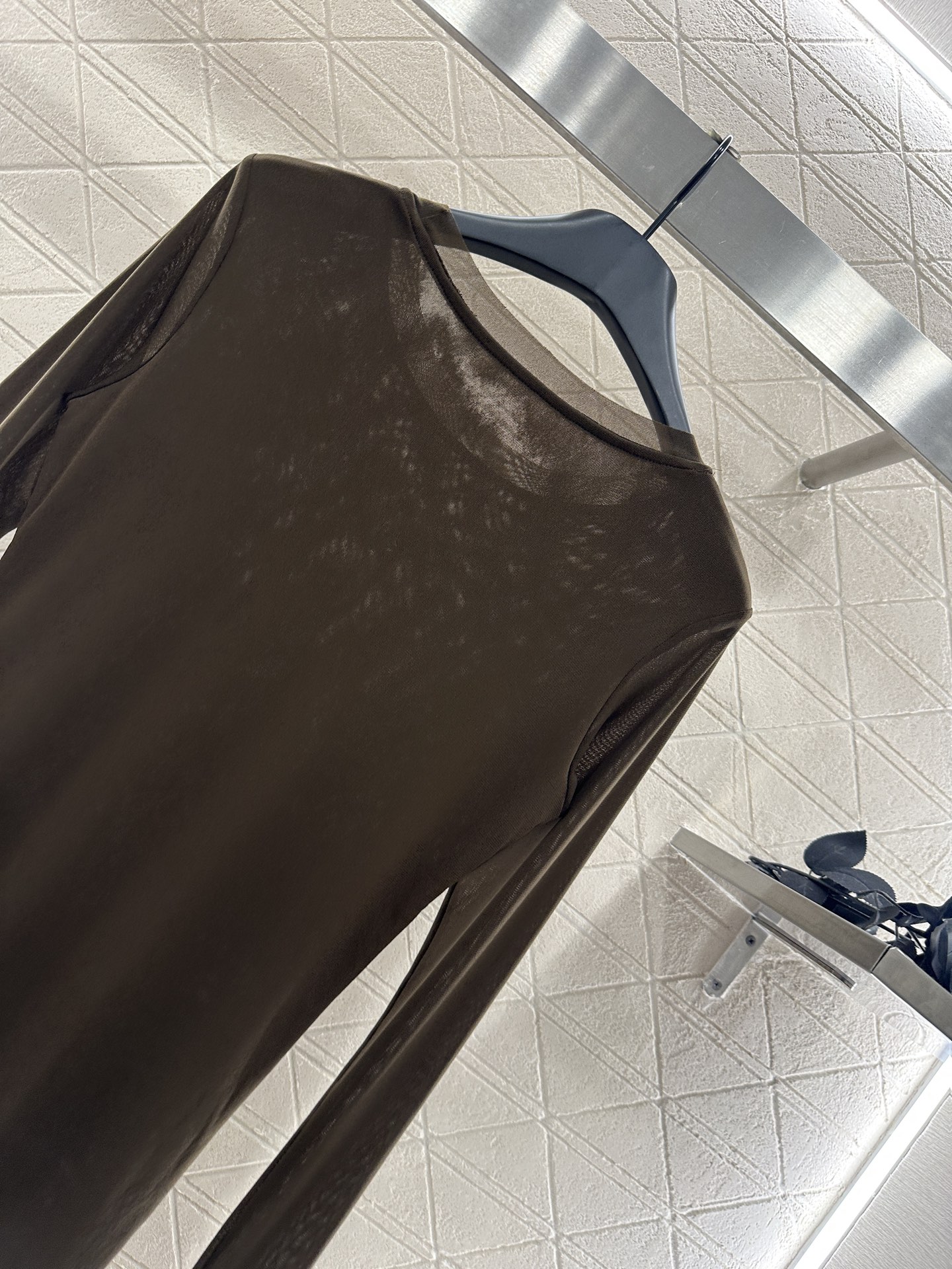 ♥Loew*♥2025新品上架 修身图腾金标打底衫定制YB进口网纱材质，质感舒适，弹力十足，修身圆领打底