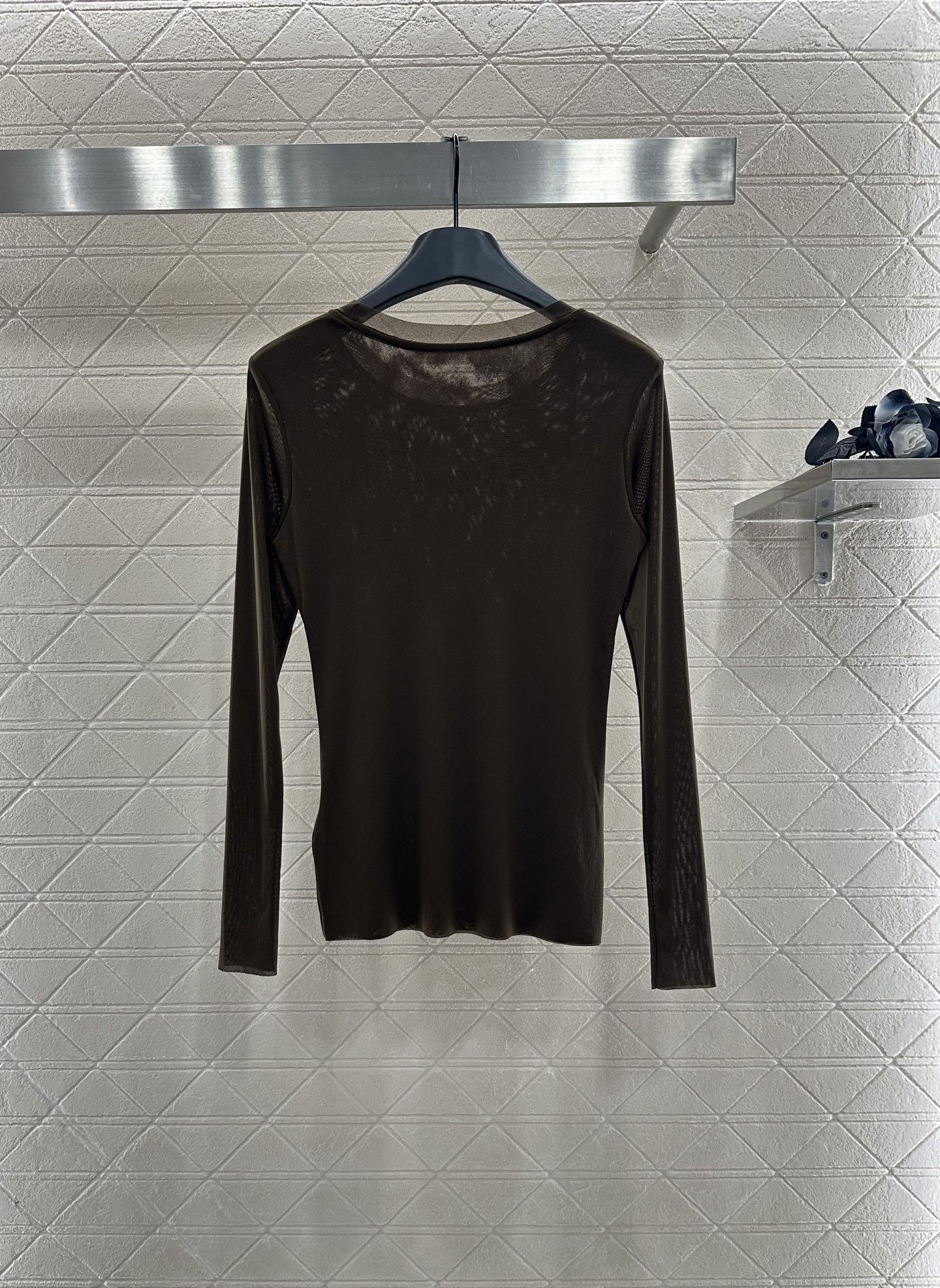 ♥Loew*♥2025新品上架 修身图腾金标打底衫定制YB进口网纱材质，质感舒适，弹力十足，修身圆领打底