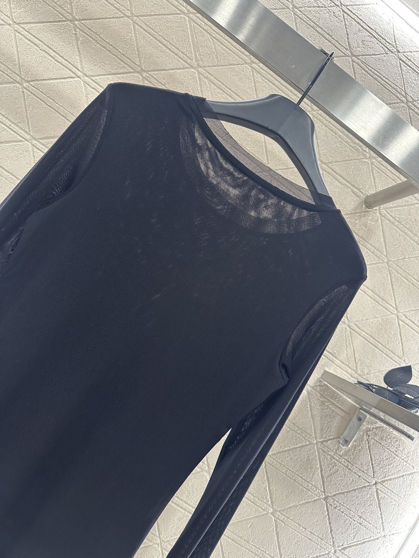 ♥Loew*♥2025新品上架 修身图腾金标打底衫定制YB进口网纱材质，质感舒适，弹力十足，修身圆领打底