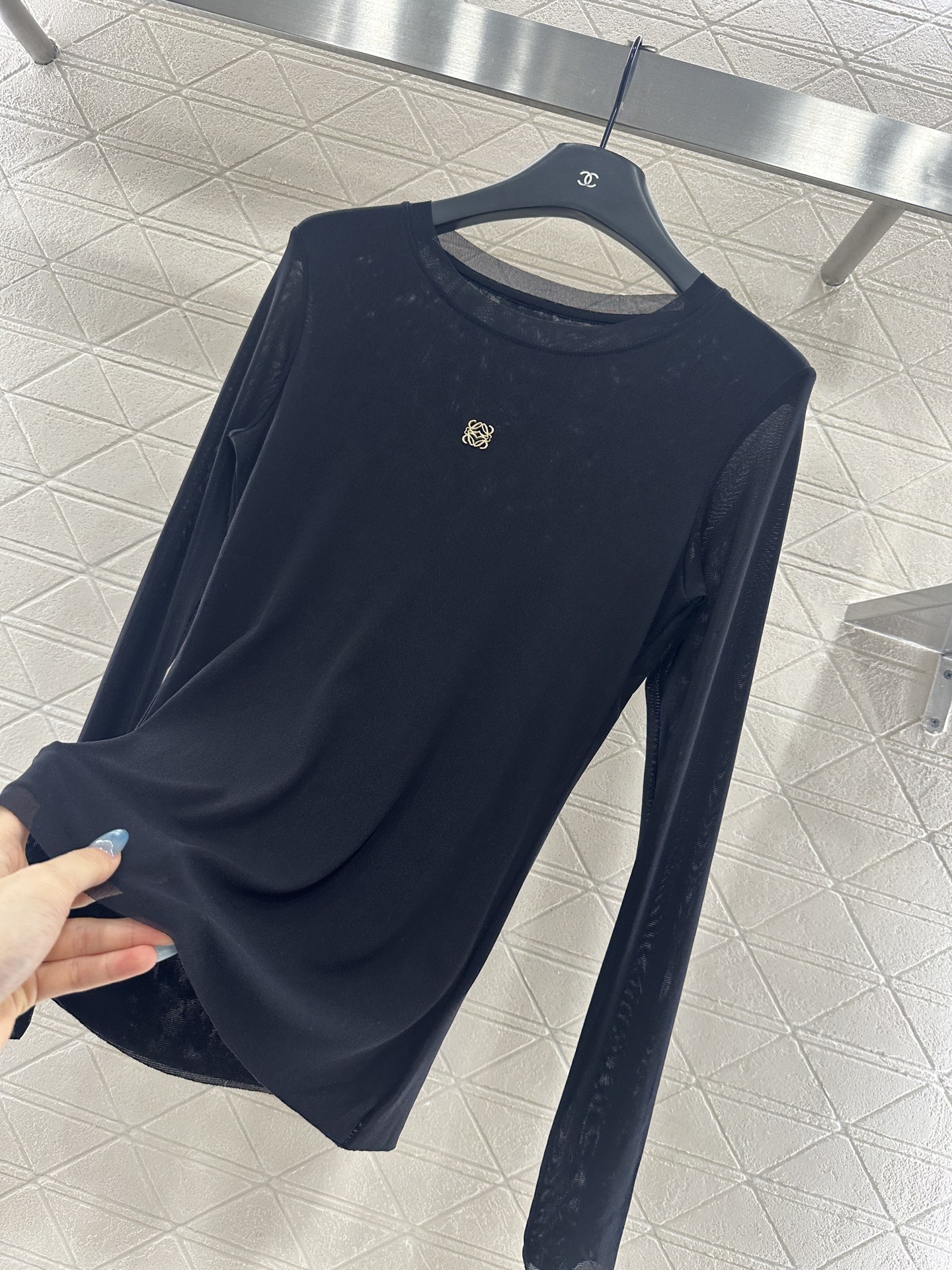 ♥Loew*♥2025新品上架 修身图腾金标打底衫定制YB进口网纱材质，质感舒适，弹力十足，修身圆领打底