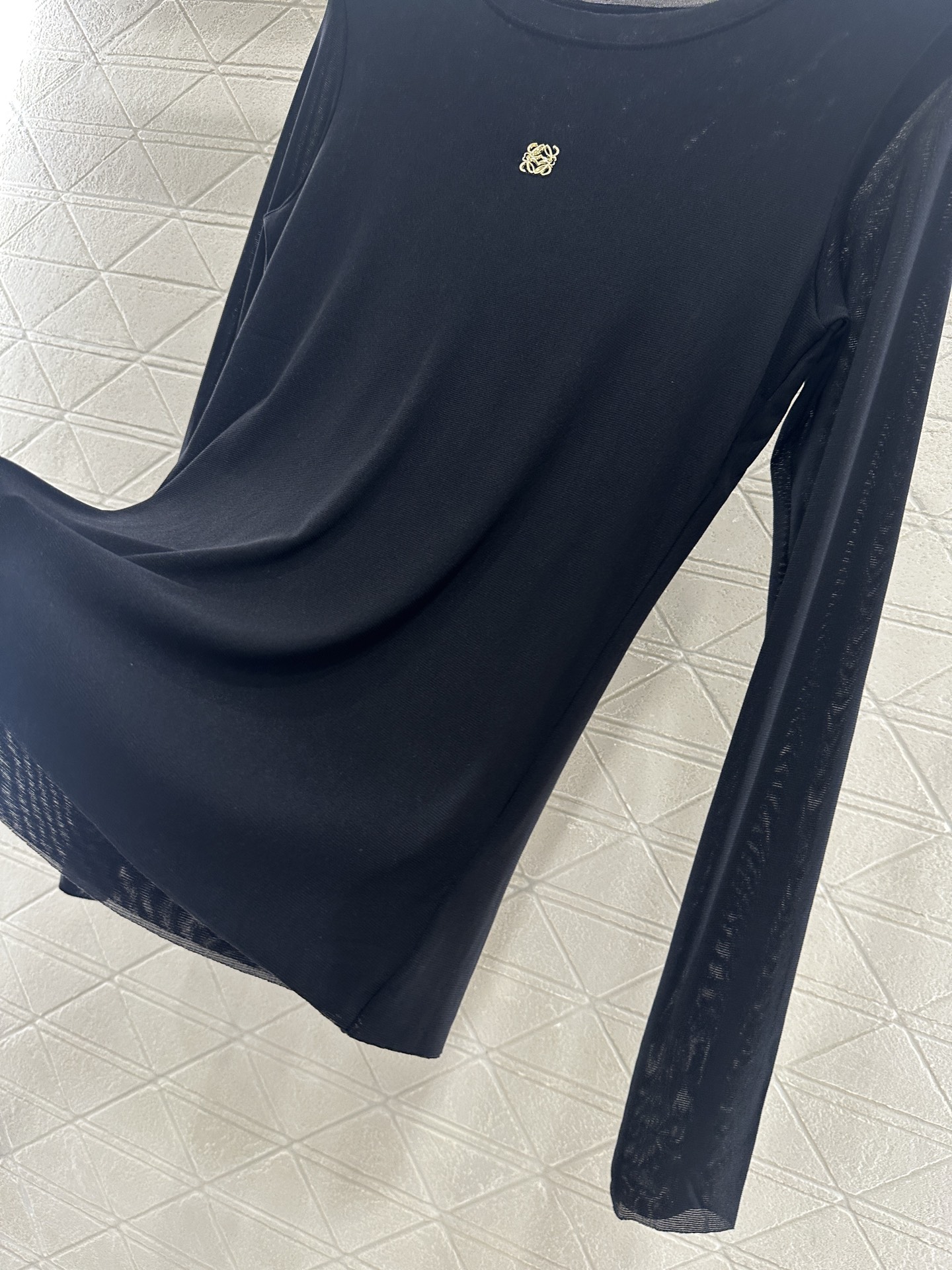 ♥Loew*♥2025新品上架 修身图腾金标打底衫定制YB进口网纱材质，质感舒适，弹力十足，修身圆领打底