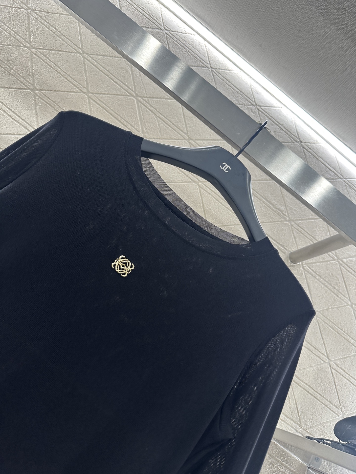 ♥Loew*♥2025新品上架 修身图腾金标打底衫定制YB进口网纱材质，质感舒适，弹力十足，修身圆领打底