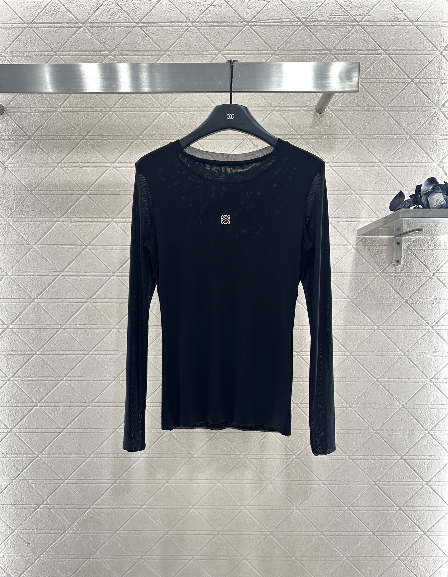 ♥Loew*♥2025新品上架 修身图腾金标打底衫定制YB进口网纱材质，质感舒适，弹力十足，修身圆领打底