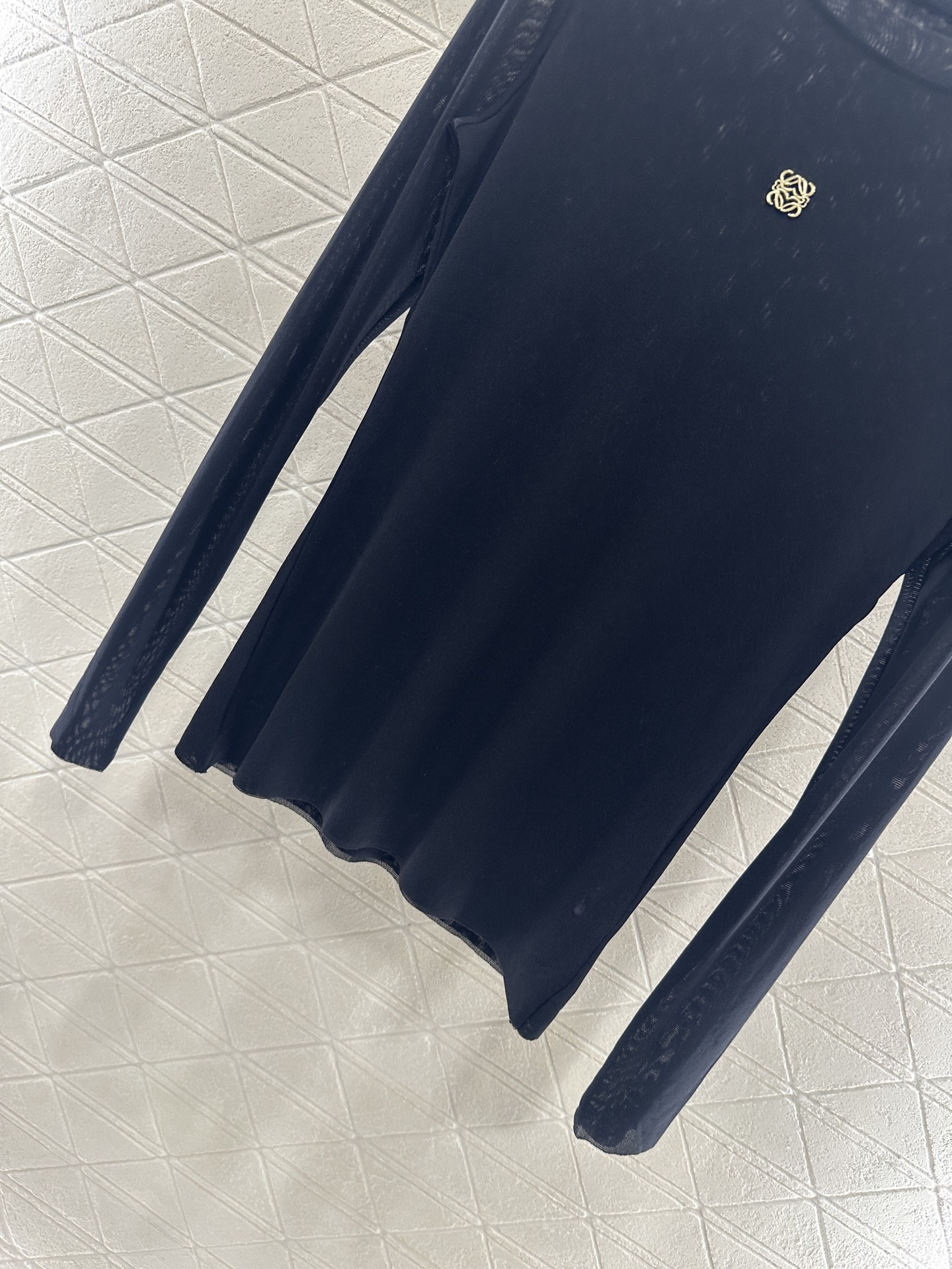 ♥Loew*♥2025新品上架 修身图腾金标打底衫定制YB进口网纱材质，质感舒适，弹力十足，修身圆领打底