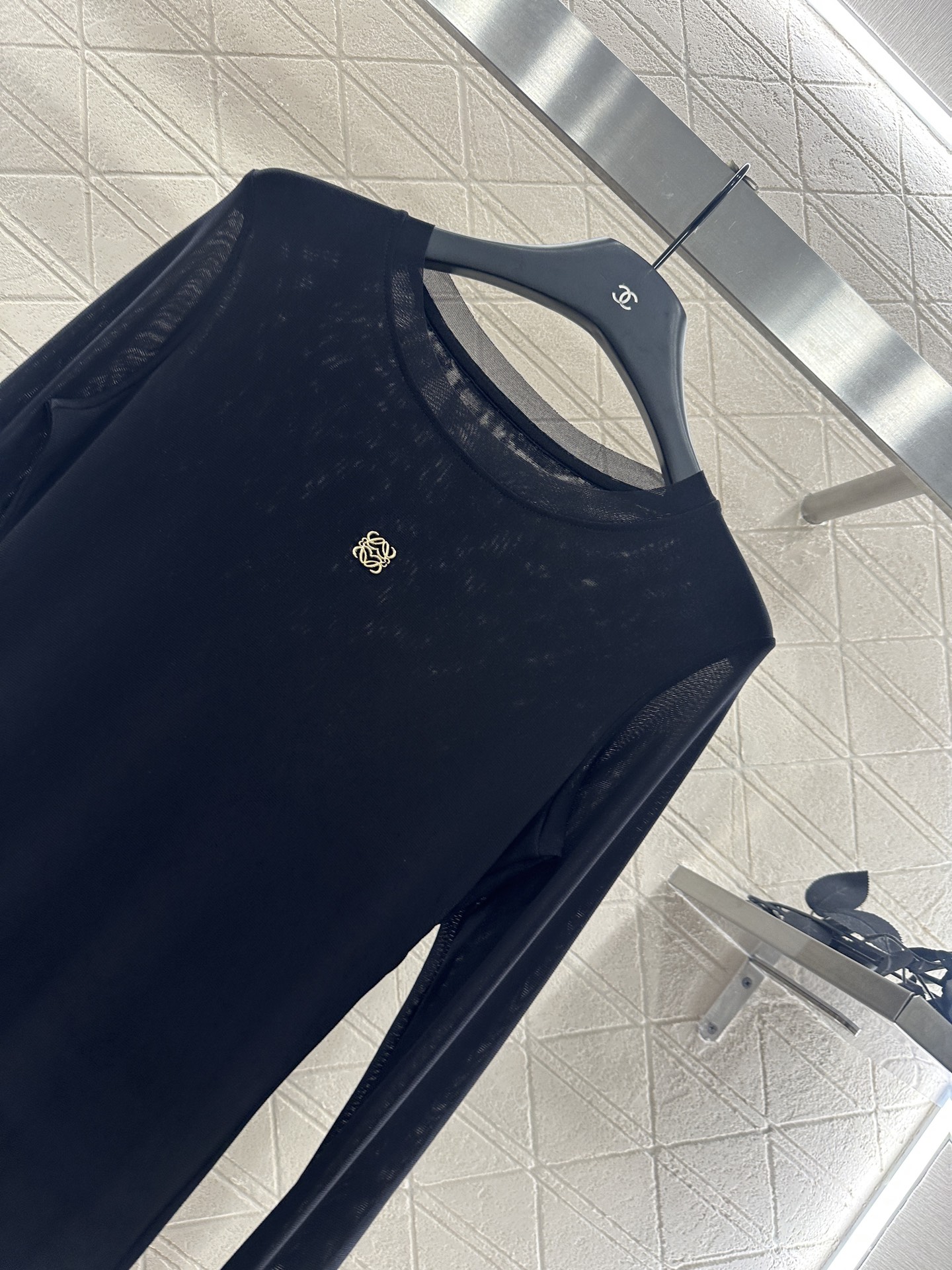 ♥Loew*♥2025新品上架 修身图腾金标打底衫定制YB进口网纱材质，质感舒适，弹力十足，修身圆领打底