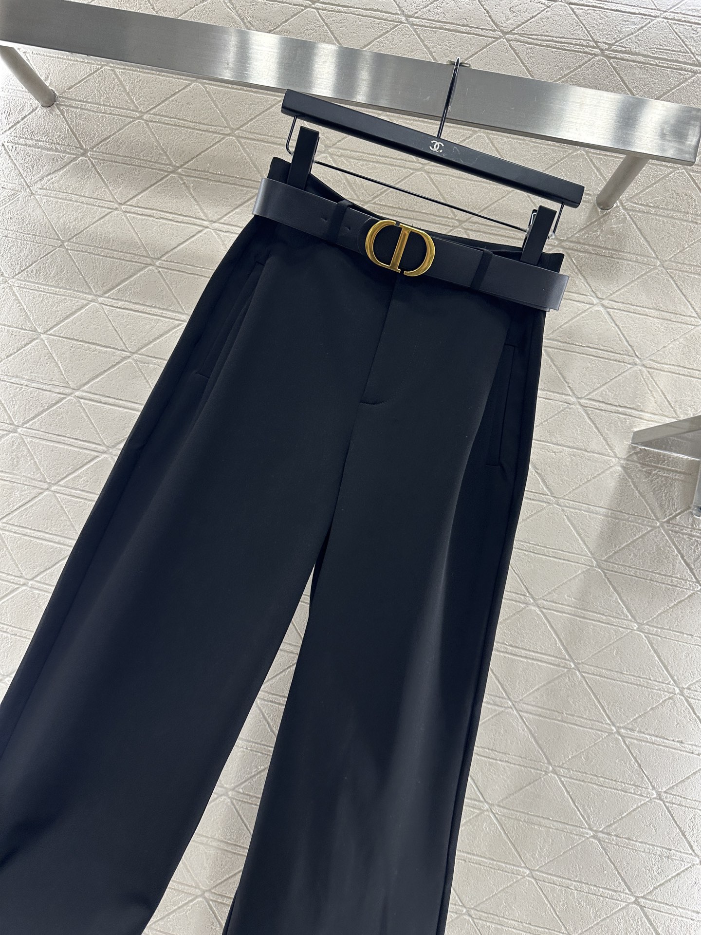 ♥Dio*♥2025新品上架 字母腰带阔腿长裤定制YB进口精仿羊毛材质，质感光泽垂顺，呈现出立体剪裁，阔