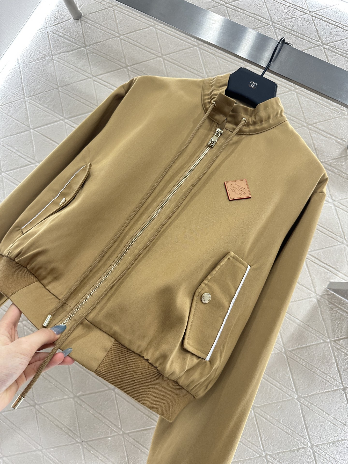 ♥Louis vuitto*♥2025新品上架 翻领抽绳夹克外套定制YB进口材质，质感光泽，舒适有型，抽