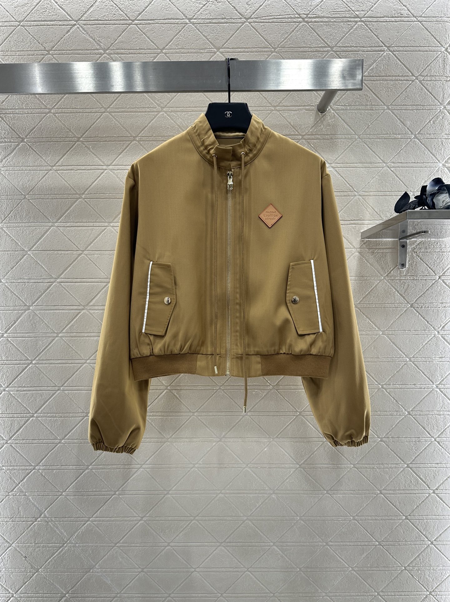 ♥Louis vuitto*♥2025新品上架 翻领抽绳夹克外套定制YB进口材质，质感光泽，舒适有型，抽