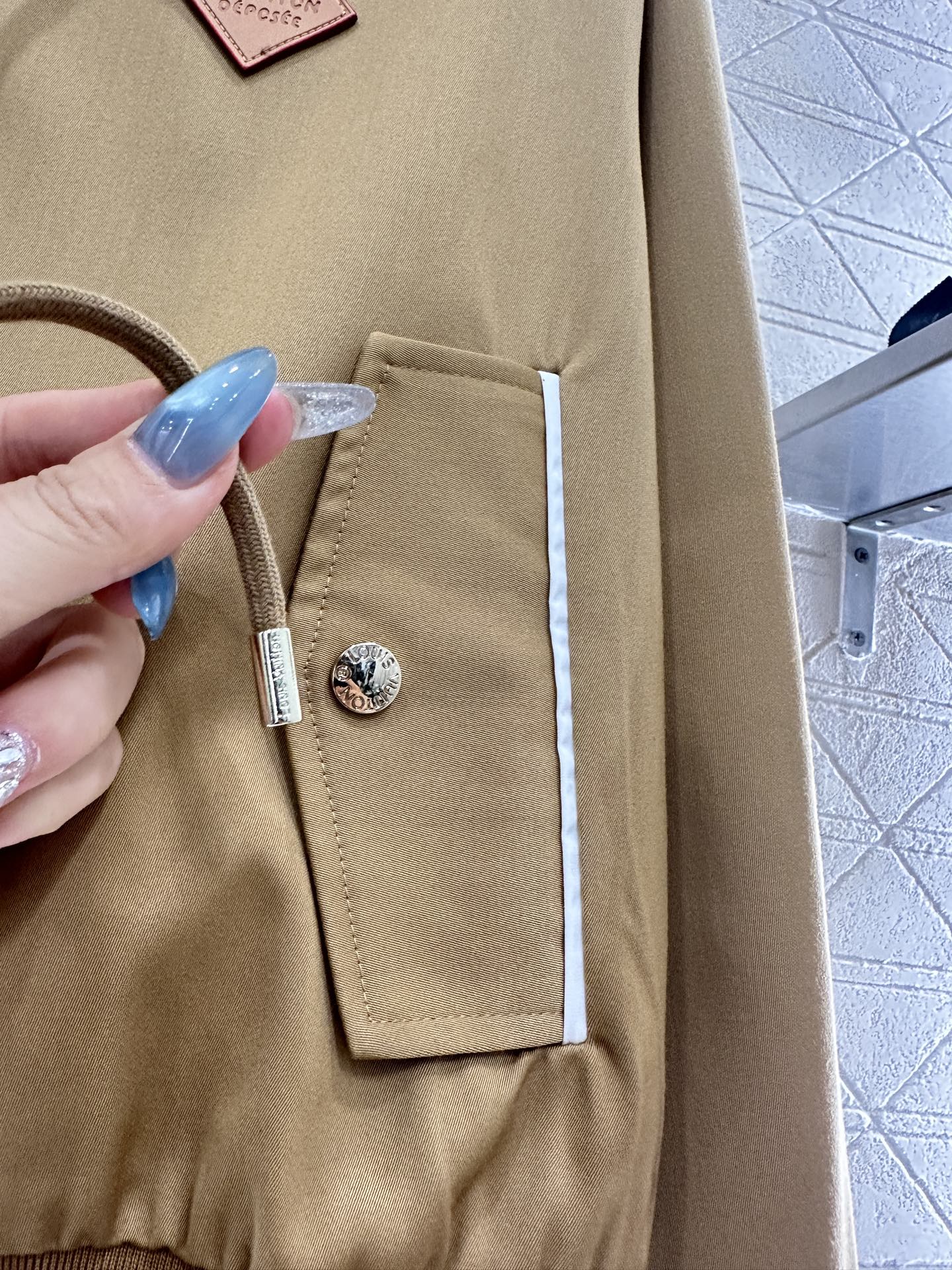 ♥Louis vuitto*♥2025新品上架 翻领抽绳夹克外套定制YB进口材质，质感光泽，舒适有型，抽