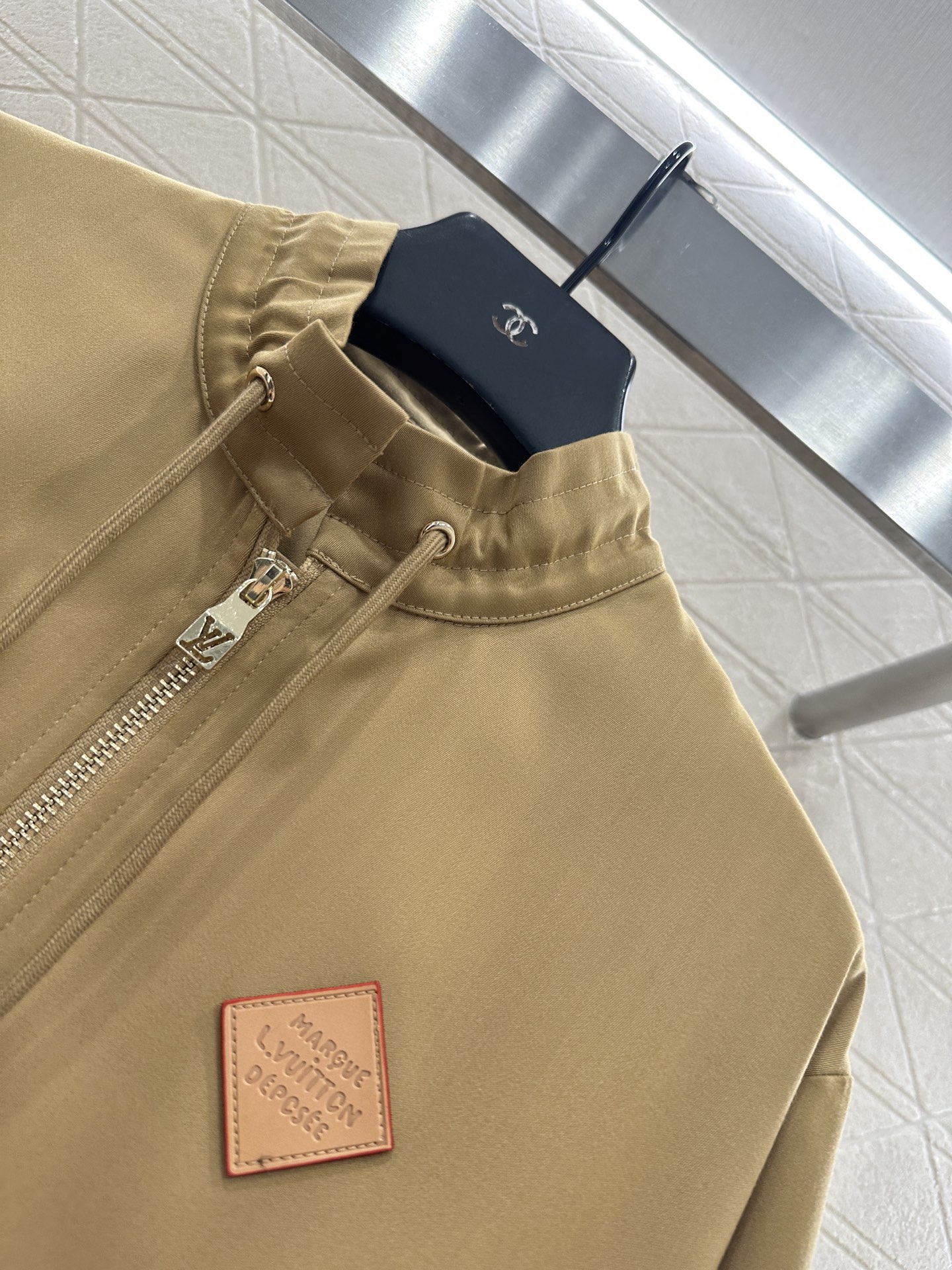 ♥Louis vuitto*♥2025新品上架 翻领抽绳夹克外套定制YB进口材质，质感光泽，舒适有型，抽