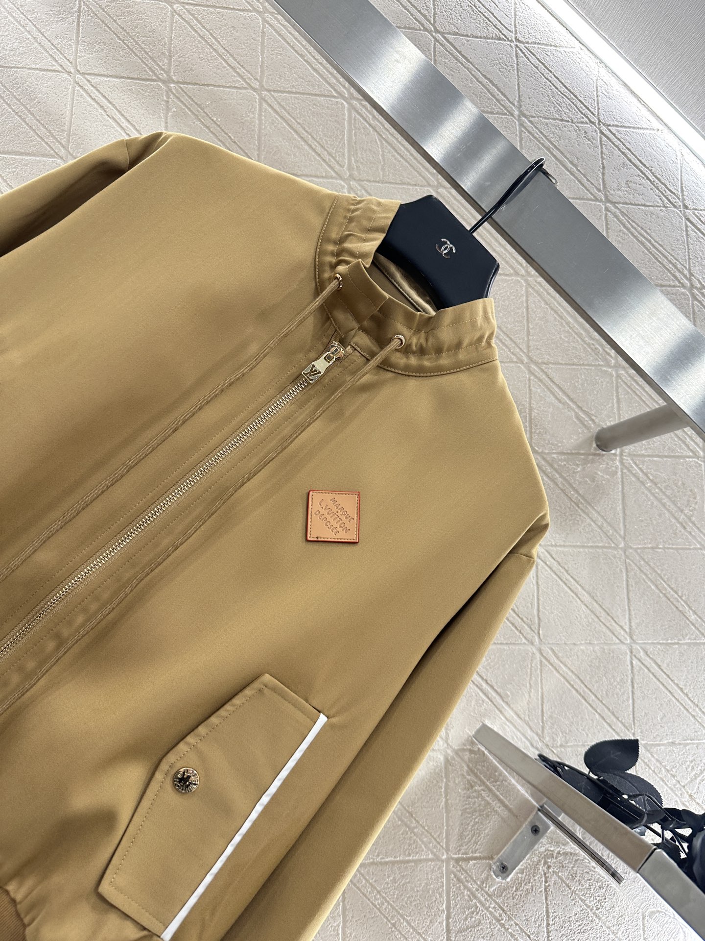 ♥Louis vuitto*♥2025新品上架 翻领抽绳夹克外套定制YB进口材质，质感光泽，舒适有型，抽