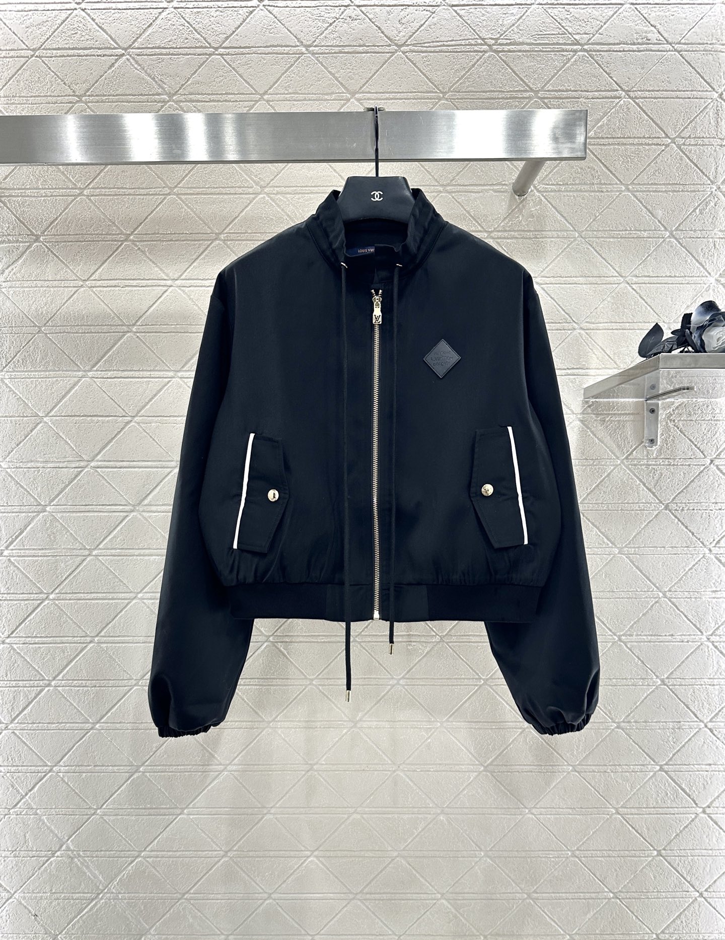 ♥Louis vuitto*♥2025新品上架 翻领抽绳夹克外套定制YB进口材质，质感光泽，舒适有型，抽