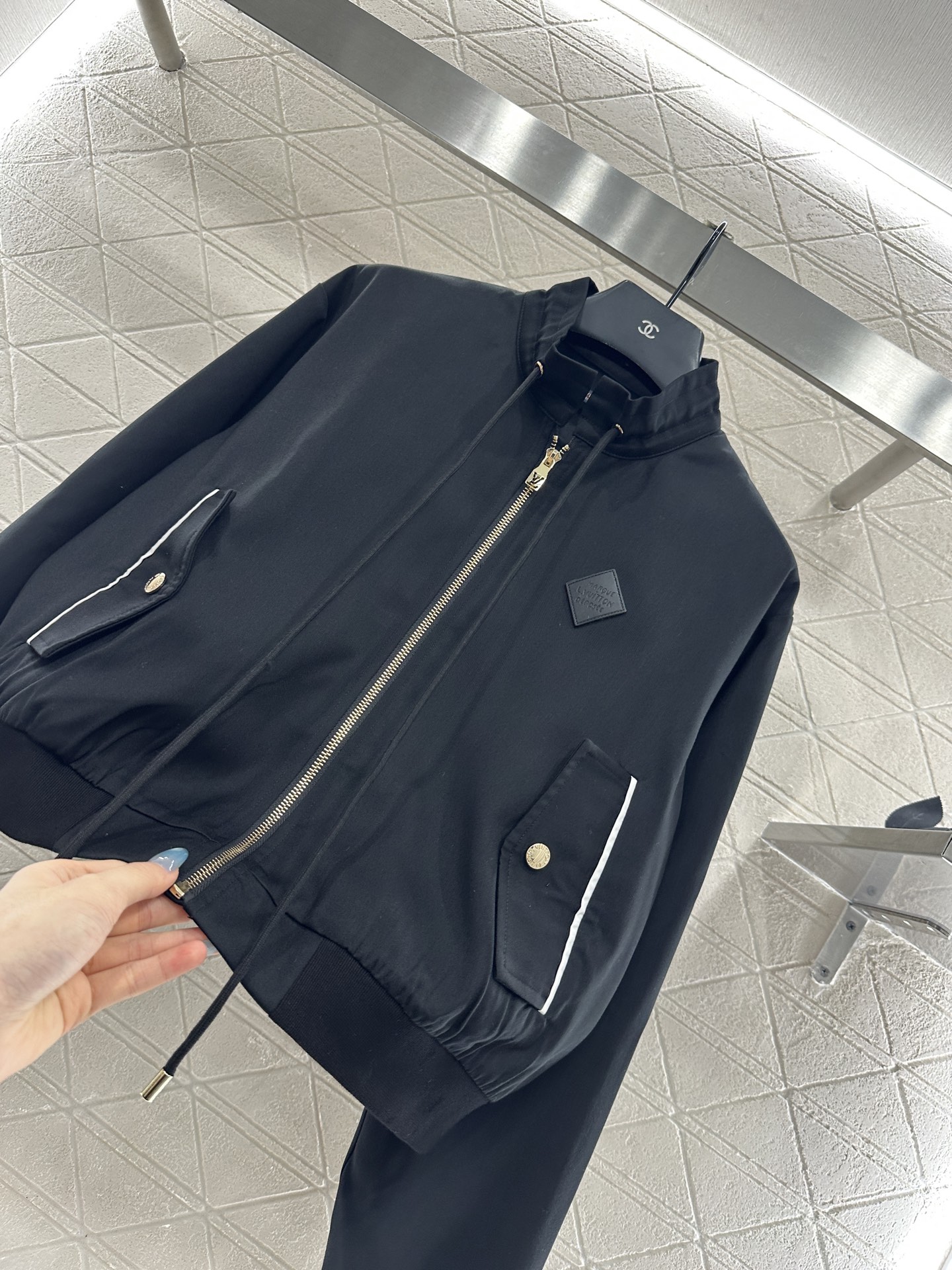 ♥Louis vuitto*♥2025新品上架 翻领抽绳夹克外套定制YB进口材质，质感光泽，舒适有型，抽