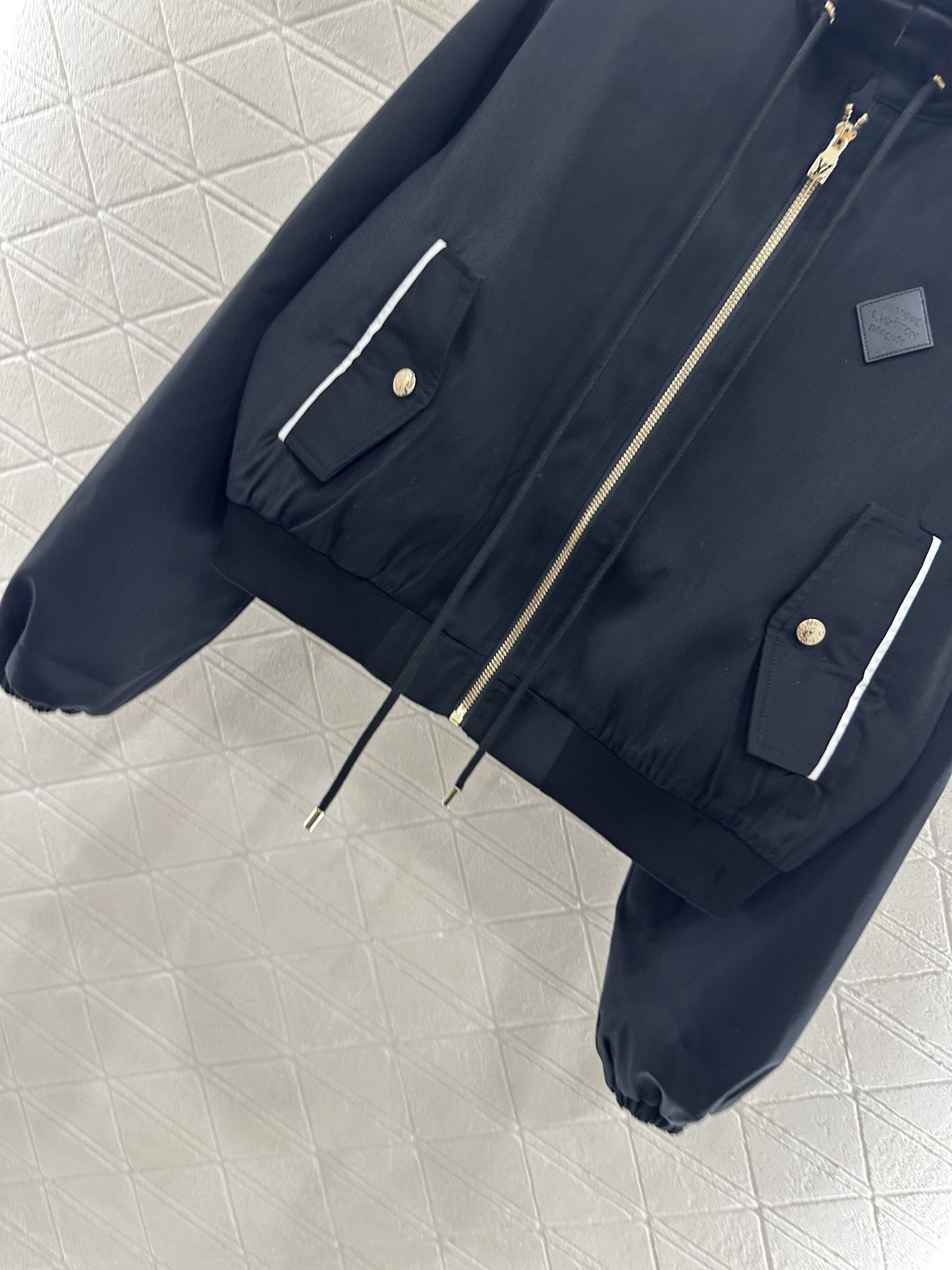 ♥Louis vuitto*♥2025新品上架 翻领抽绳夹克外套定制YB进口材质，质感光泽，舒适有型，抽