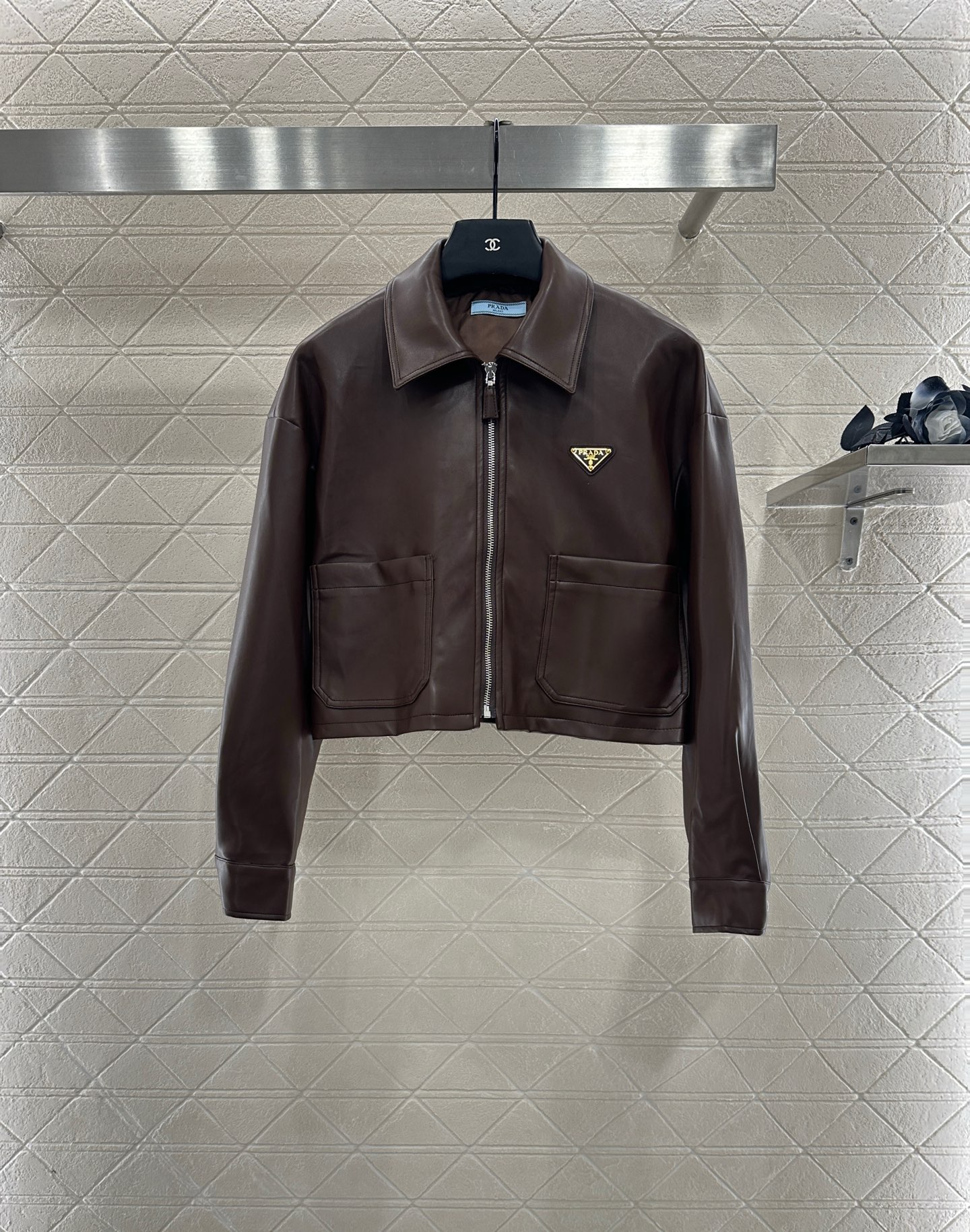 ♥Prad*♥2025新品上架 拉链皮衣夹克定制YB进口环保水洗皮材质，质感细腻，纹理清晰，翻领短款夹克