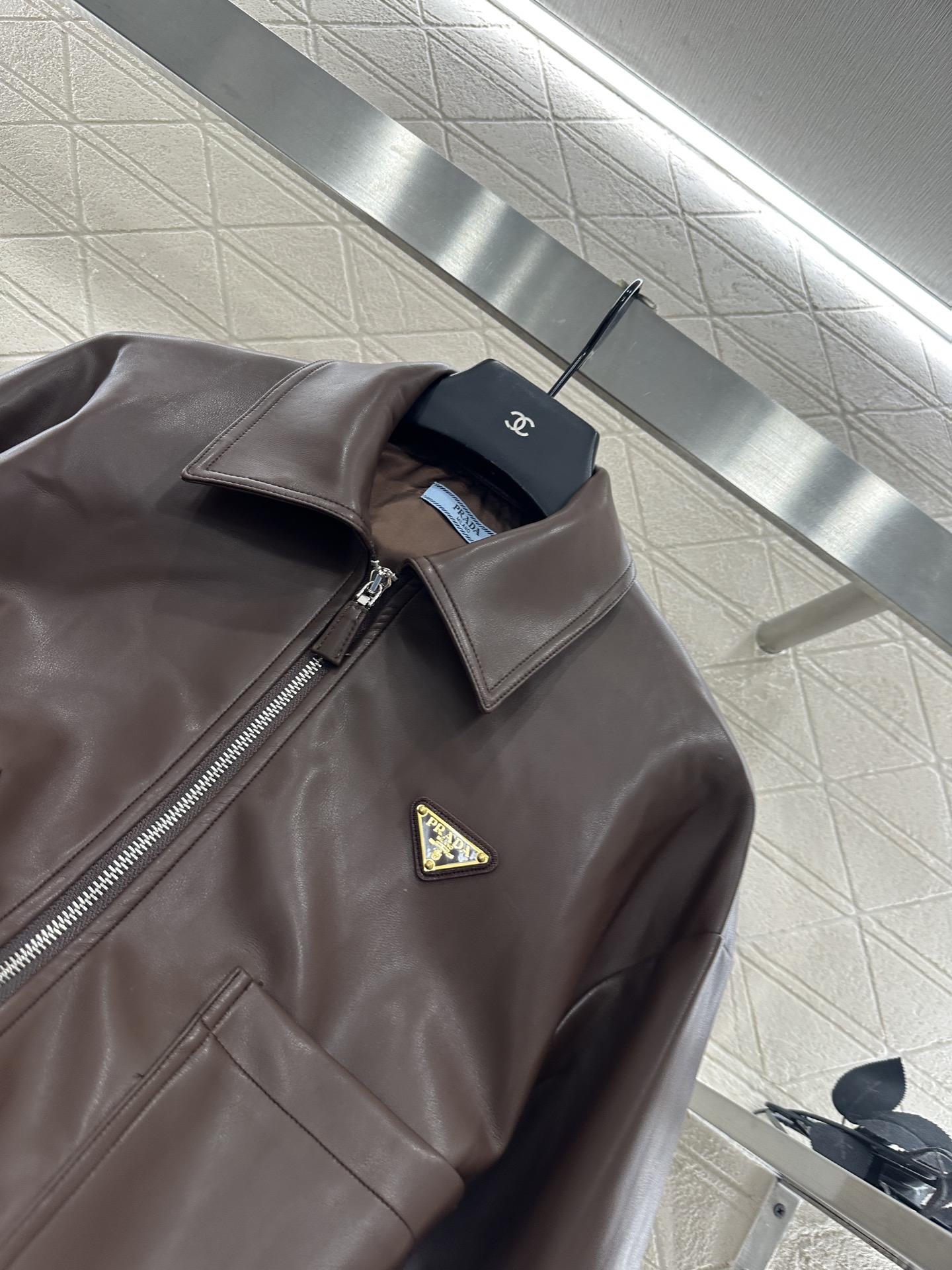 ♥Prad*♥2025新品上架 拉链皮衣夹克定制YB进口环保水洗皮材质，质感细腻，纹理清晰，翻领短款夹克