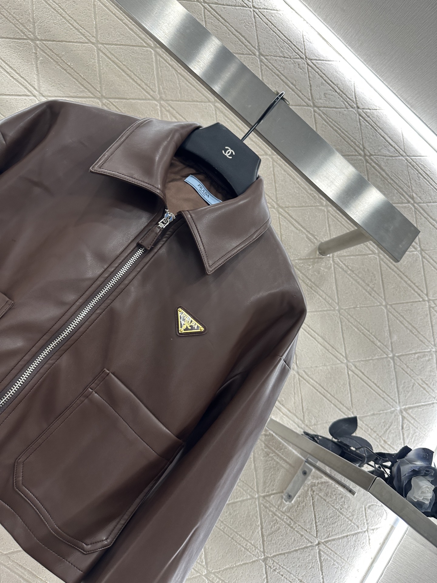 ♥Prad*♥2025新品上架 拉链皮衣夹克定制YB进口环保水洗皮材质，质感细腻，纹理清晰，翻领短款夹克