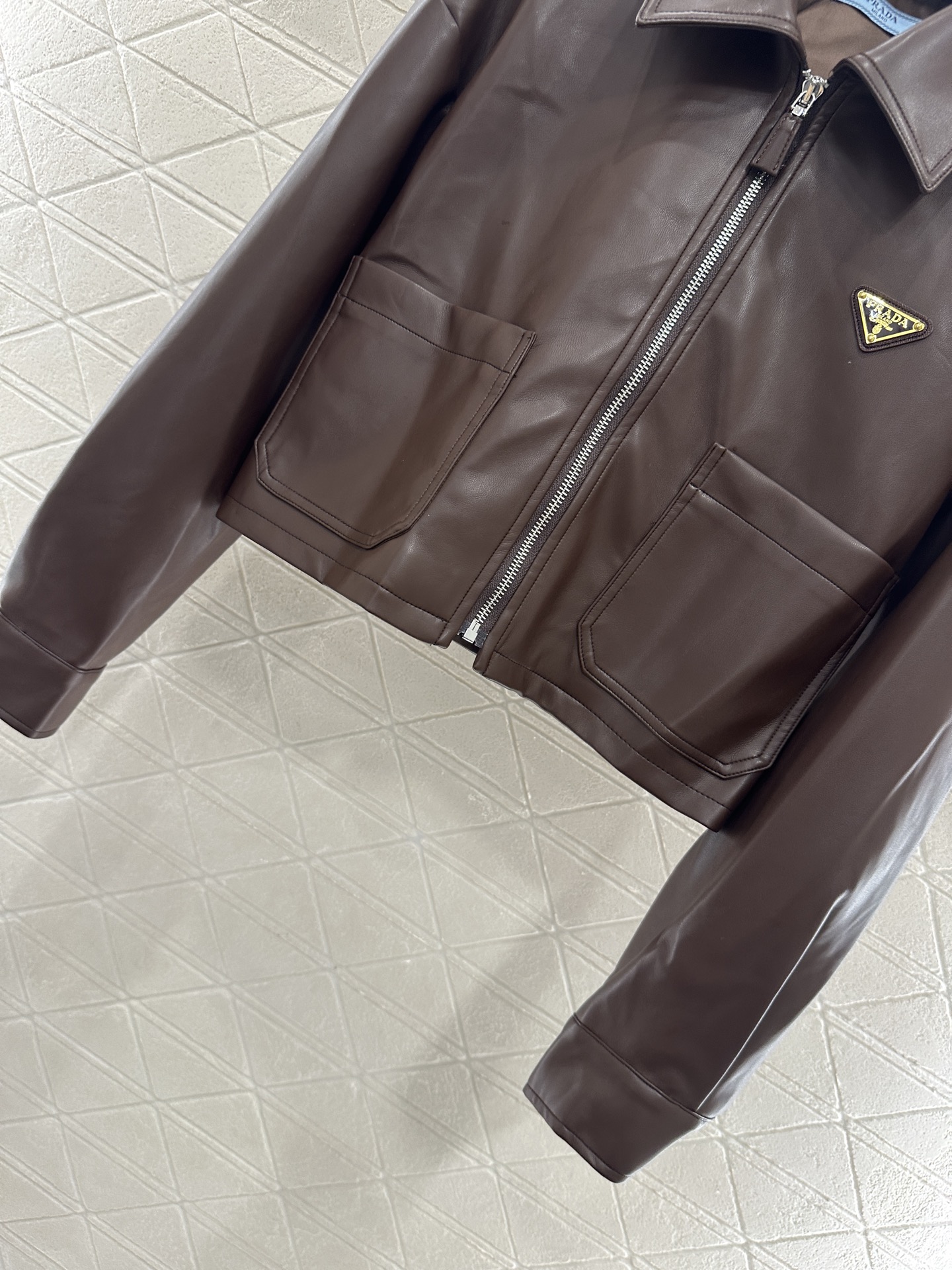 ♥Prad*♥2025新品上架 拉链皮衣夹克定制YB进口环保水洗皮材质，质感细腻，纹理清晰，翻领短款夹克