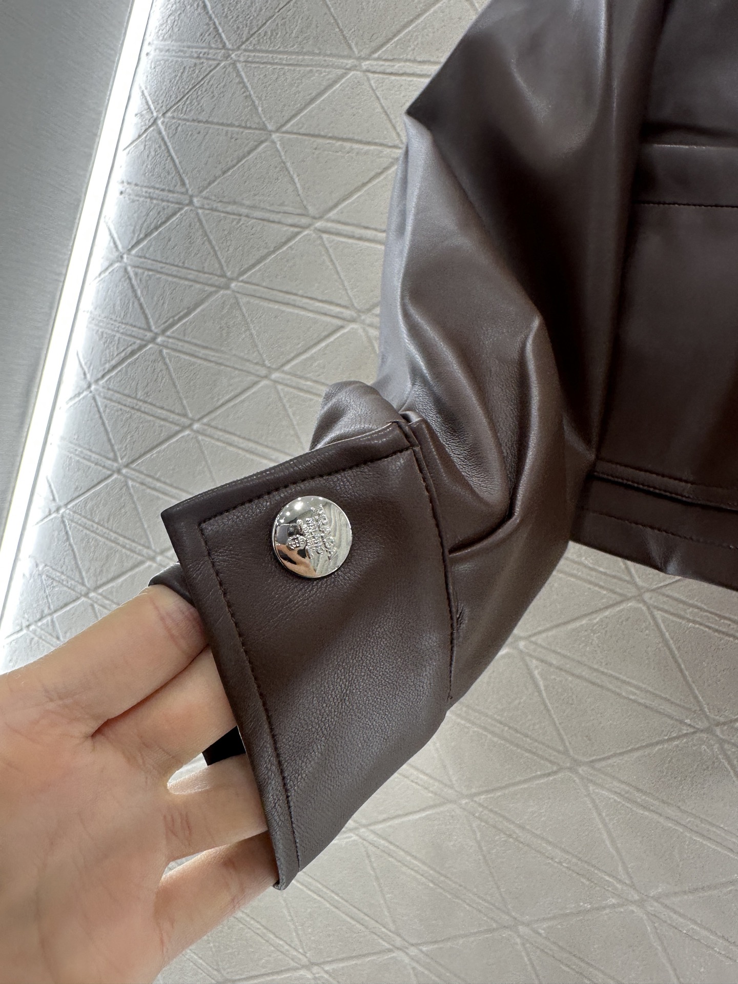 ♥Prad*♥2025新品上架 拉链皮衣夹克定制YB进口环保水洗皮材质，质感细腻，纹理清晰，翻领短款夹克