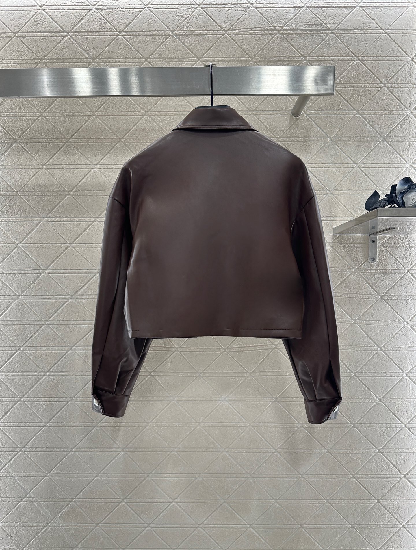 ♥Prad*♥2025新品上架 拉链皮衣夹克定制YB进口环保水洗皮材质，质感细腻，纹理清晰，翻领短款夹克