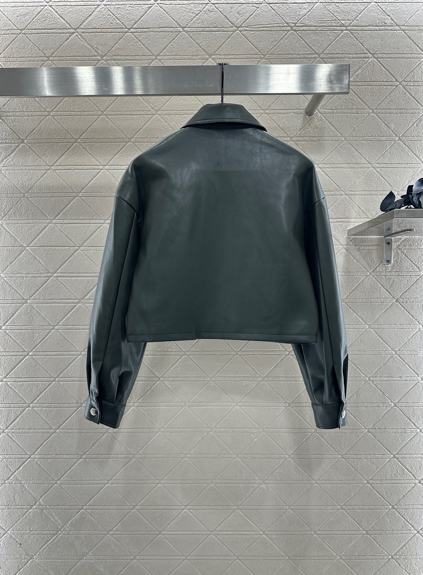 ♥Prad*♥2025新品上架 拉链皮衣夹克定制YB进口环保水洗皮材质，质感细腻，纹理清晰，翻领短款夹克