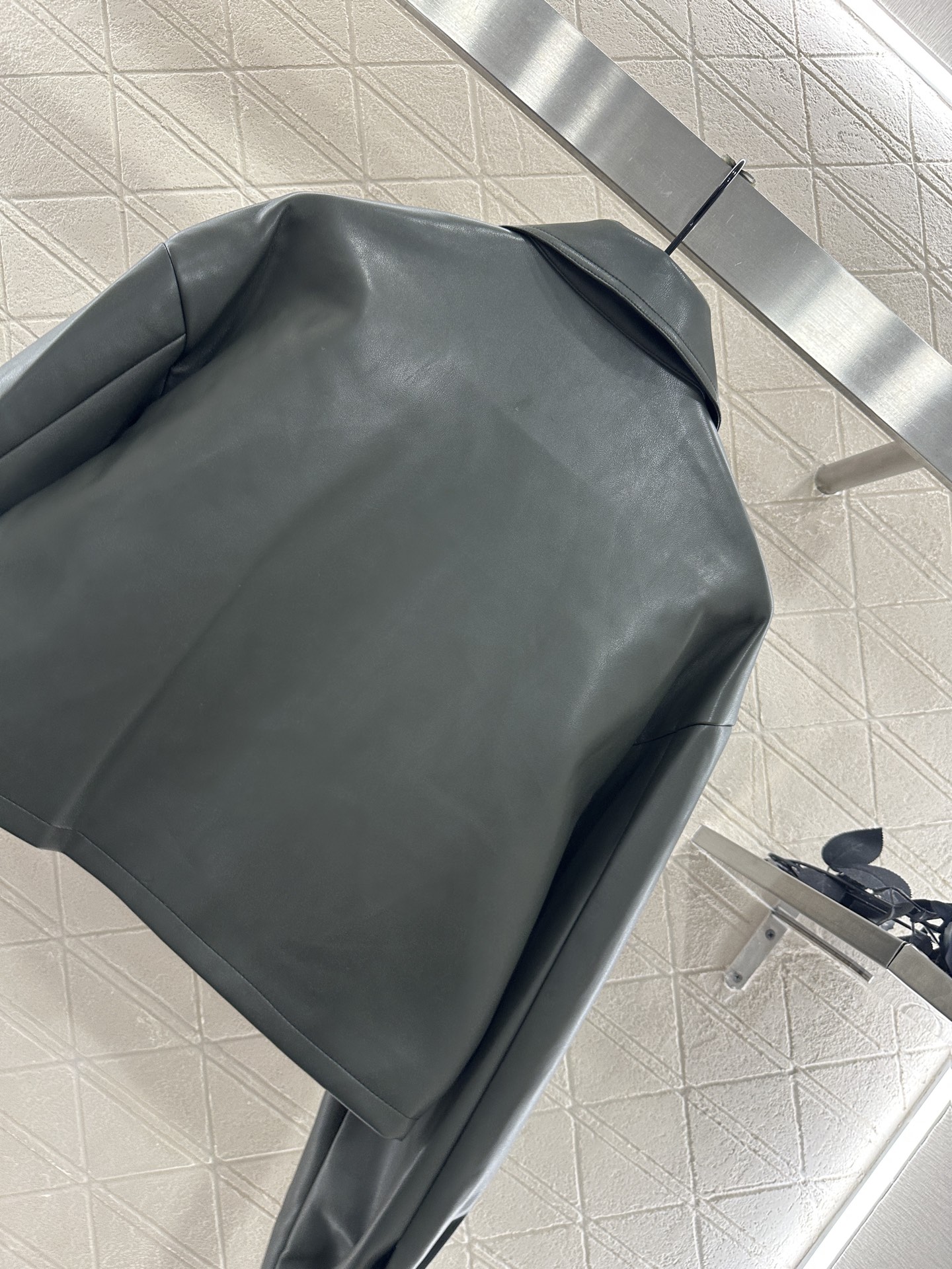 ♥Prad*♥2025新品上架 拉链皮衣夹克定制YB进口环保水洗皮材质，质感细腻，纹理清晰，翻领短款夹克