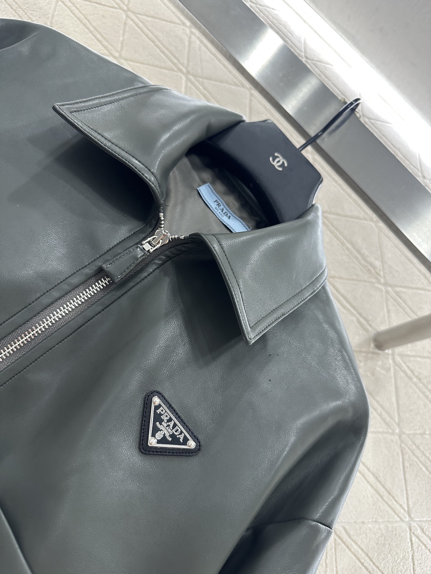 ♥Prad*♥2025新品上架 拉链皮衣夹克定制YB进口环保水洗皮材质，质感细腻，纹理清晰，翻领短款夹克