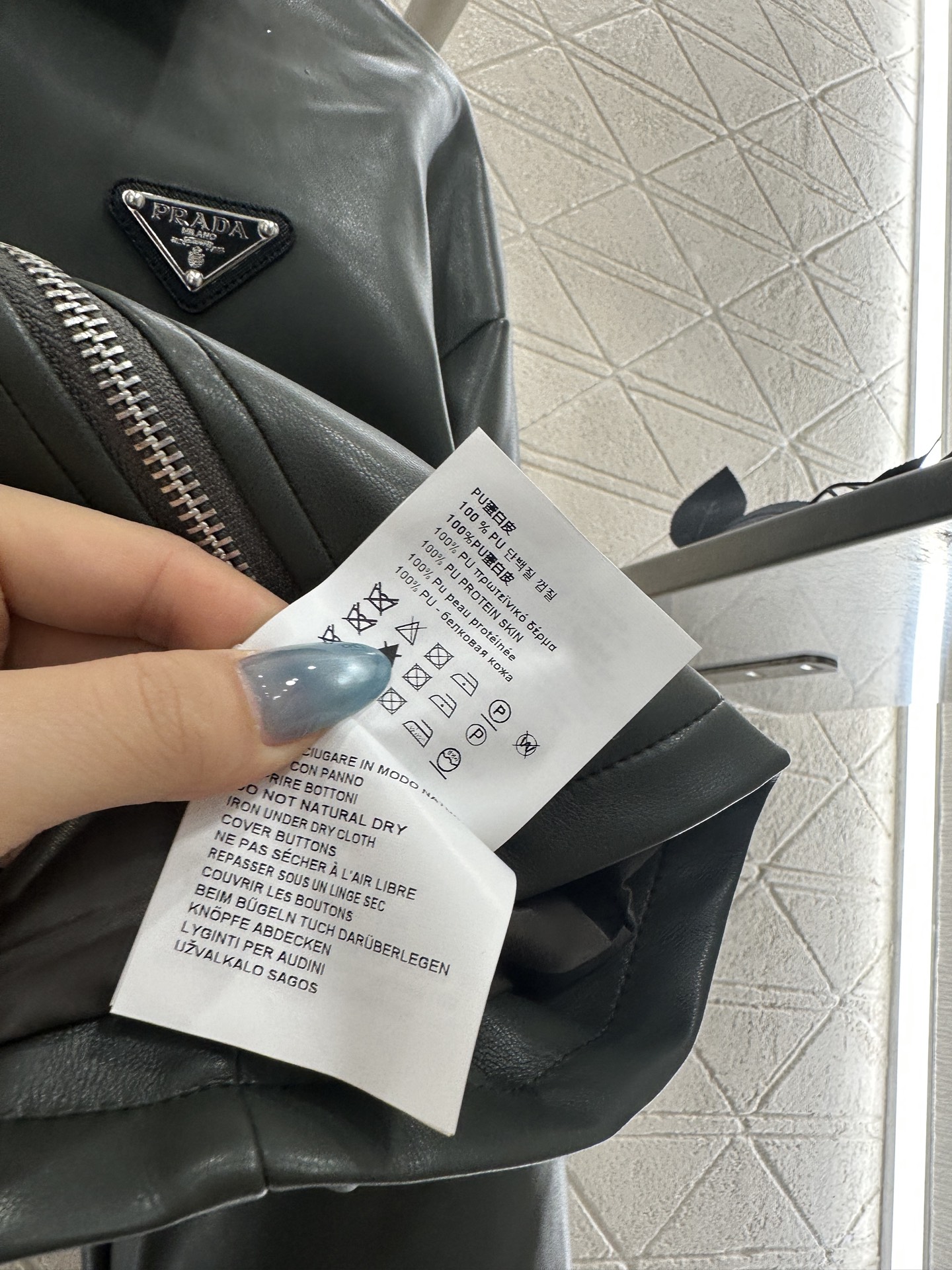 ♥Prad*♥2025新品上架 拉链皮衣夹克定制YB进口环保水洗皮材质，质感细腻，纹理清晰，翻领短款夹克