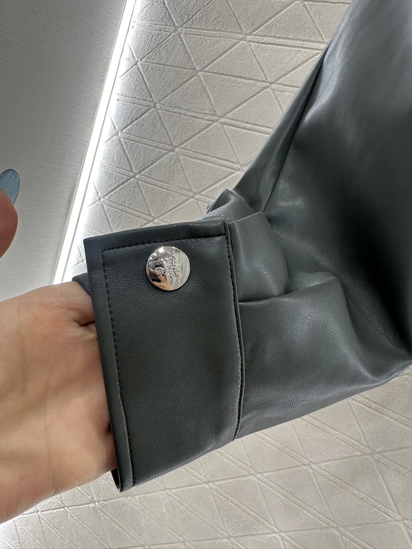 ♥Prad*♥2025新品上架 拉链皮衣夹克定制YB进口环保水洗皮材质，质感细腻，纹理清晰，翻领短款夹克