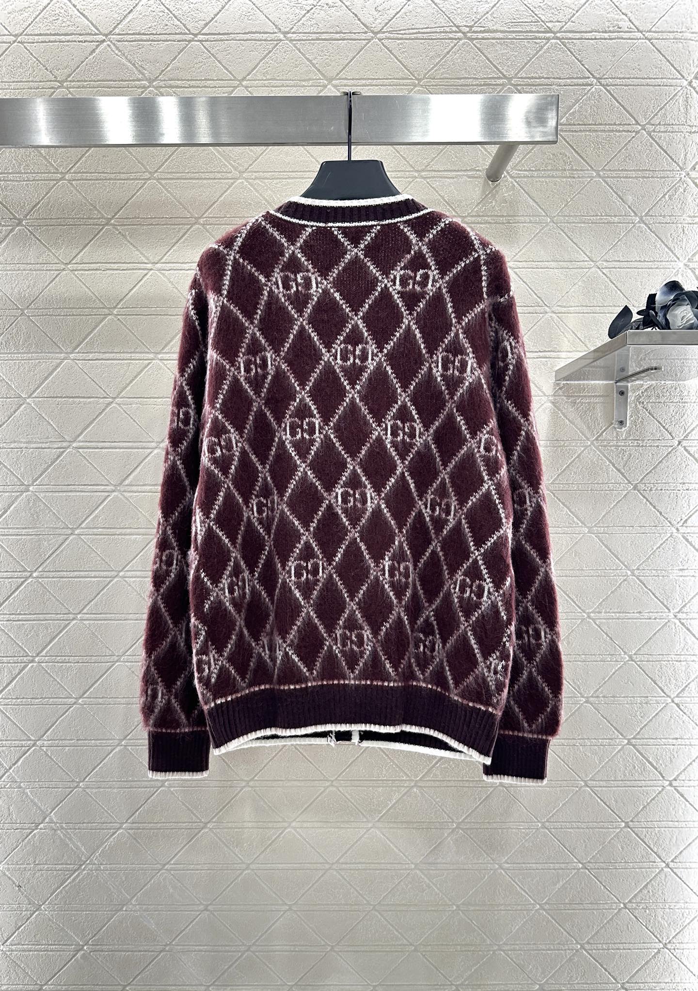 ♥Gucc*♥2025新品上架 圆领菱格提花针织开衫定制YB羊毛纱线织造，质感细腻，舒适好穿，圆领廓形O