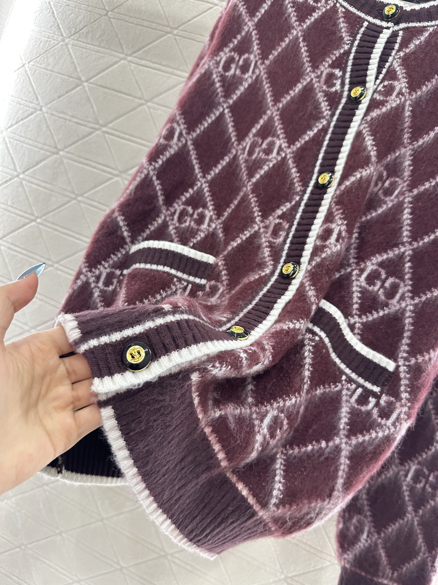 ♥Gucc*♥2025新品上架 圆领菱格提花针织开衫定制YB羊毛纱线织造，质感细腻，舒适好穿，圆领廓形O