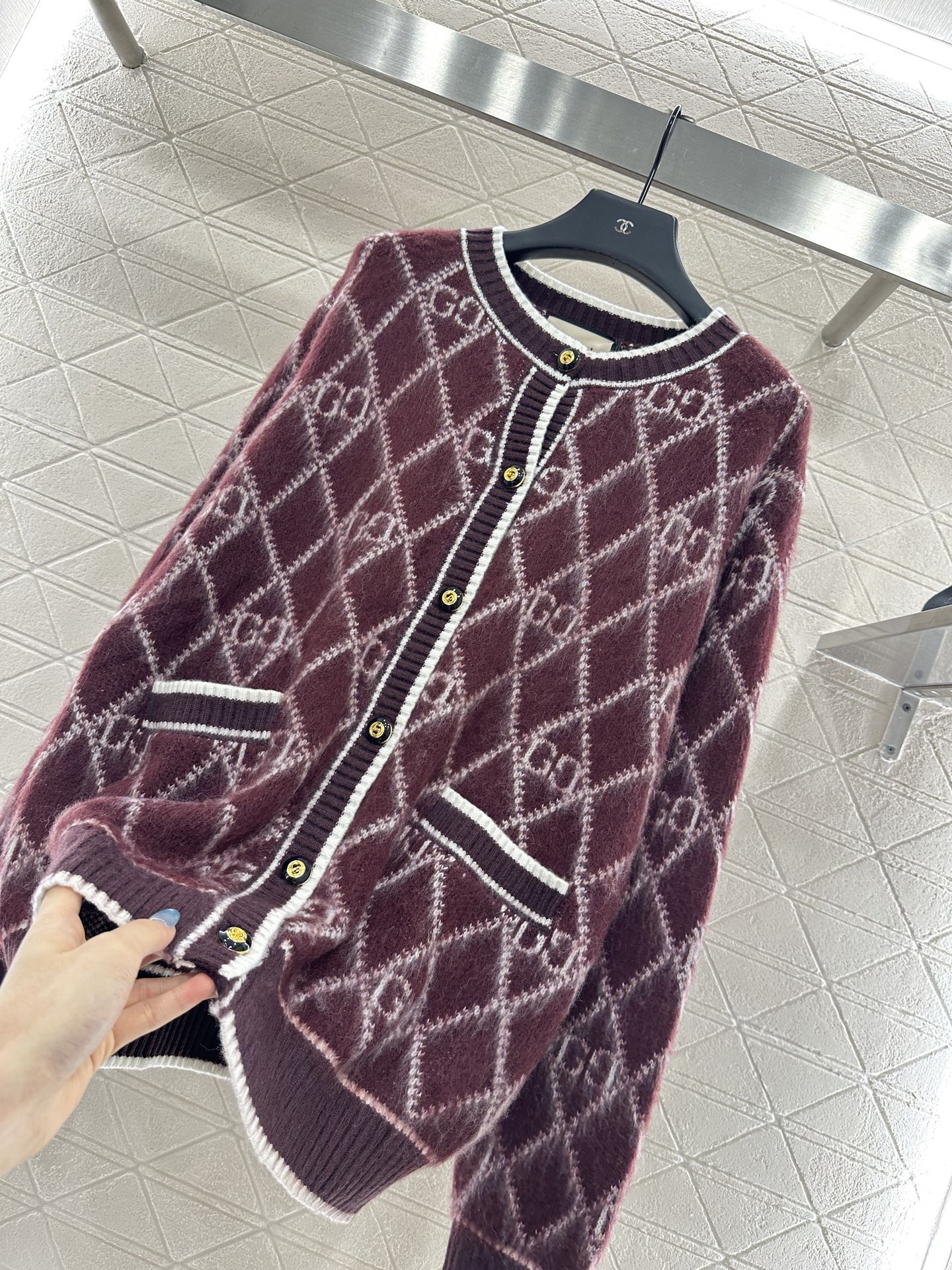 ♥Gucc*♥2025新品上架 圆领菱格提花针织开衫定制YB羊毛纱线织造，质感细腻，舒适好穿，圆领廓形O