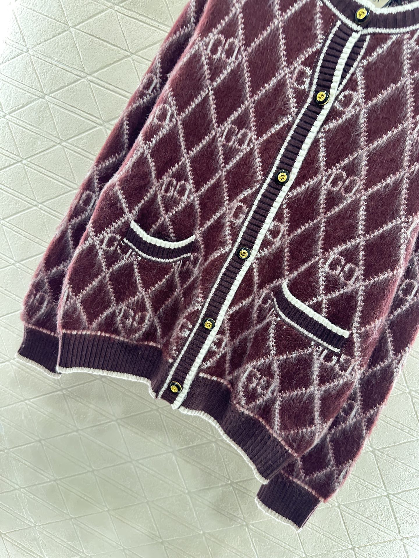 ♥Gucc*♥2025新品上架 圆领菱格提花针织开衫定制YB羊毛纱线织造，质感细腻，舒适好穿，圆领廓形O