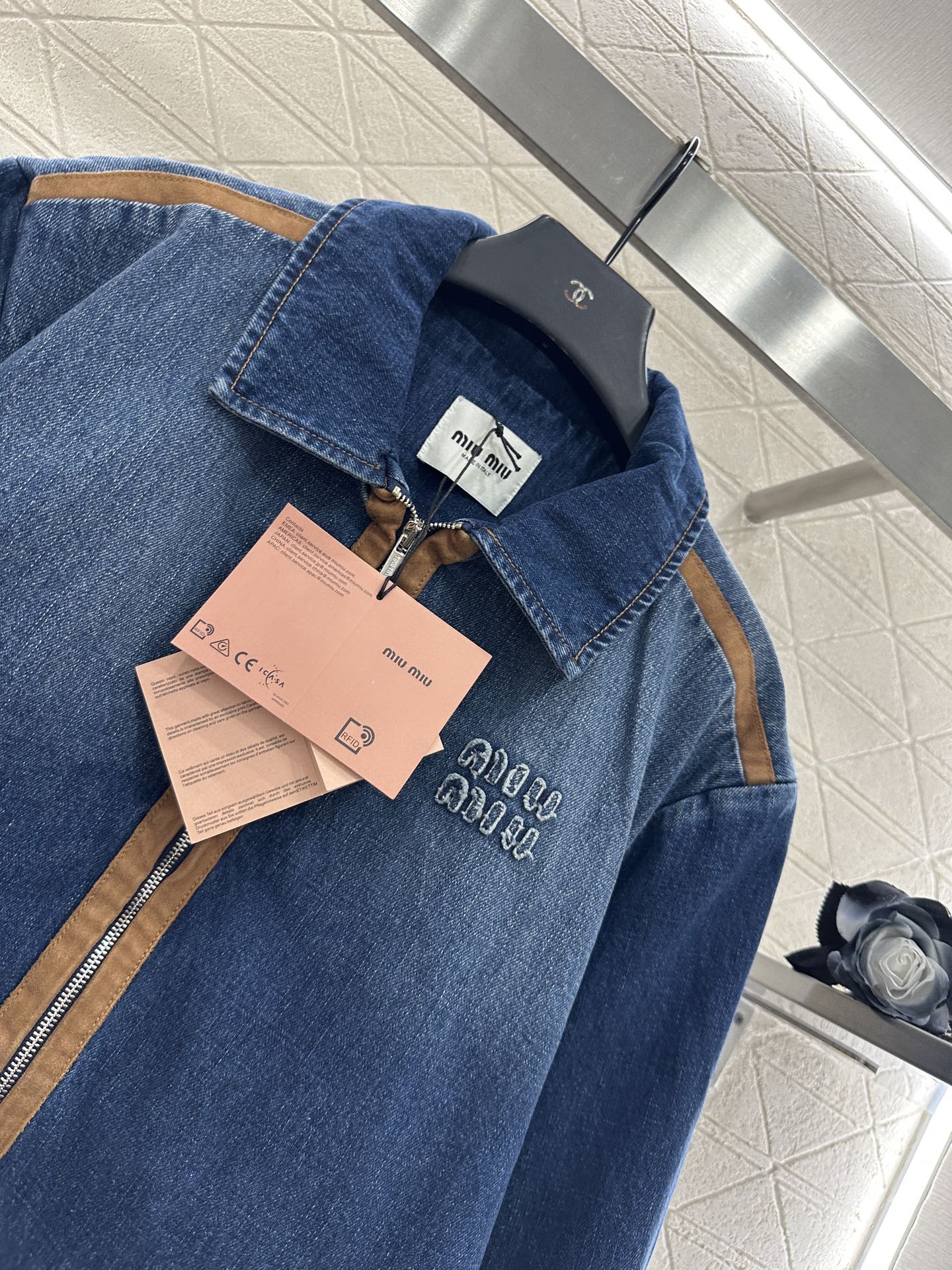 ♥Miumi*♥2025新品上架 牛仔拼接夹克外套定制YB斜纹棉牛仔材质，质感挺括，穿搭有型，拉链外套版